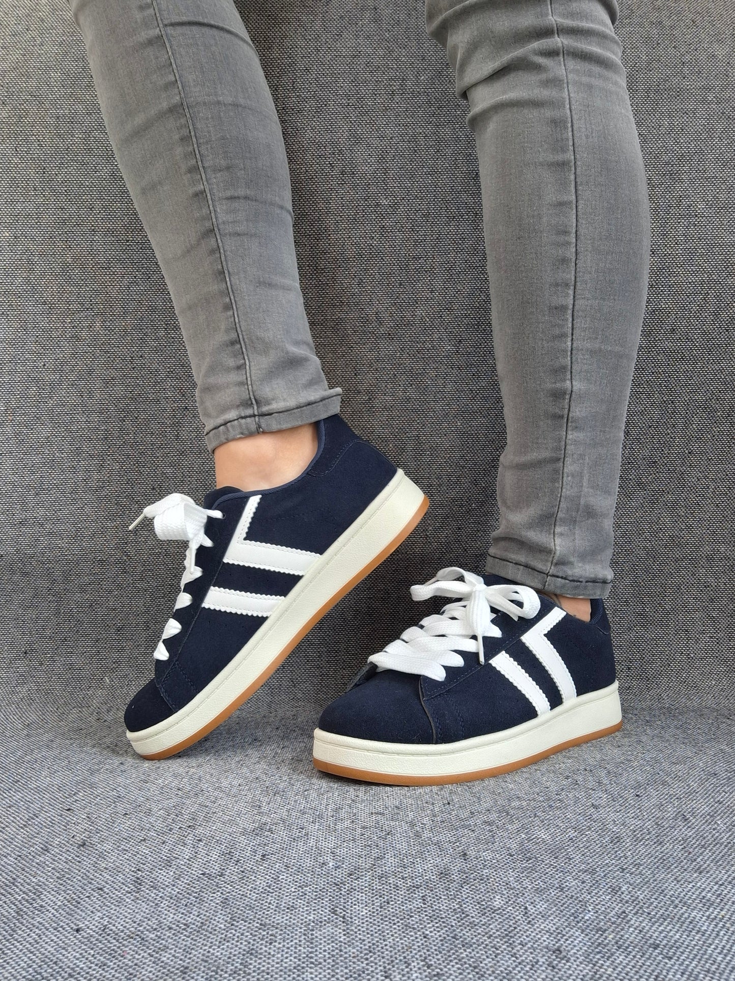 Chaussures baskets basses bleu marine à bandes blanches style sneakers campus