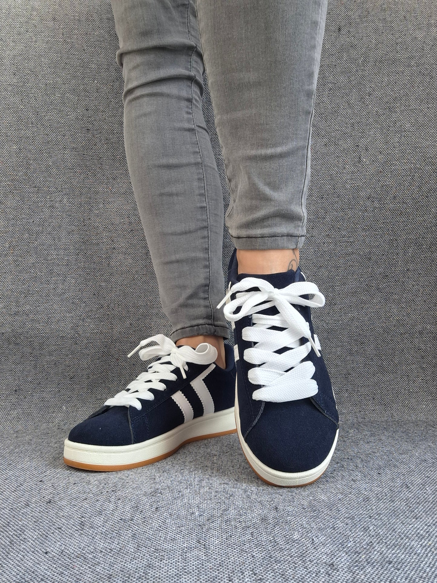 Chaussures baskets basses bleu marine à bandes blanches style sneakers campus