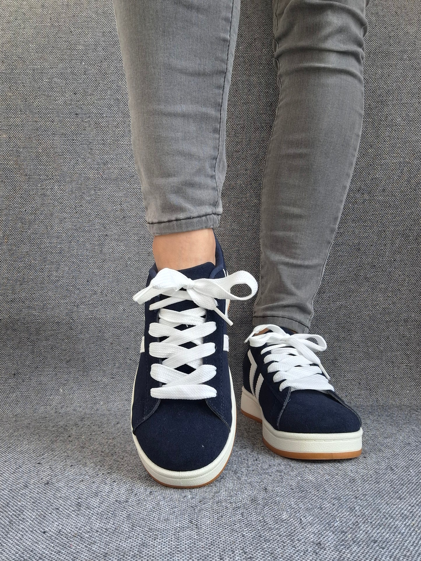 Chaussures baskets basses bleu marine à bandes blanches style sneakers campus