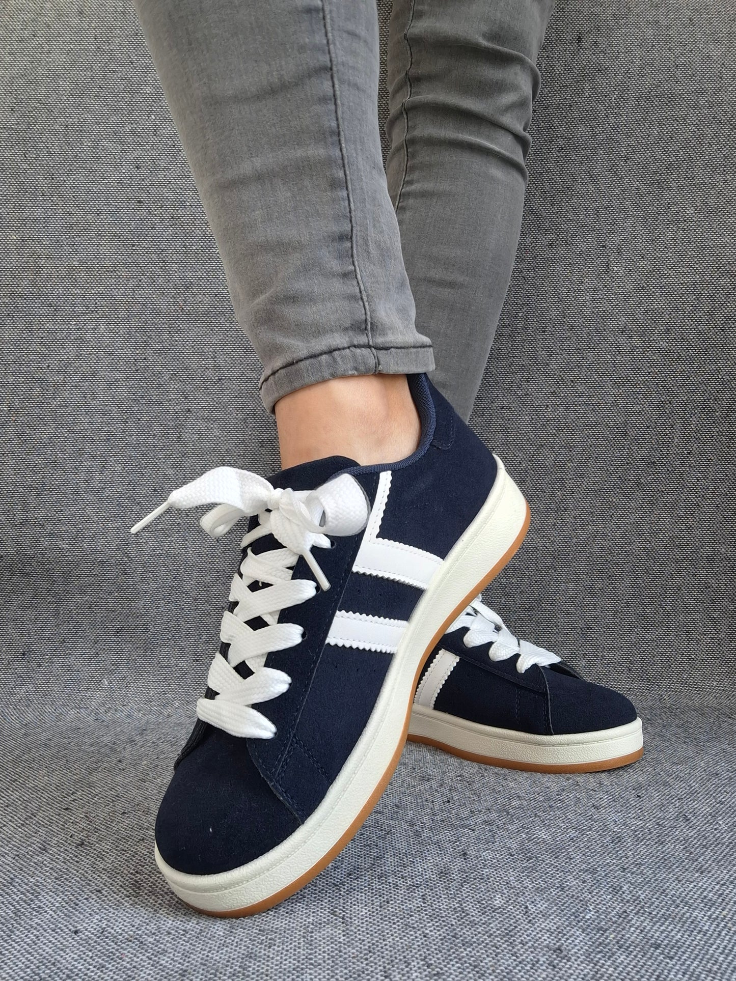 Chaussures baskets basses bleu marine à bandes blanches style sneakers campus