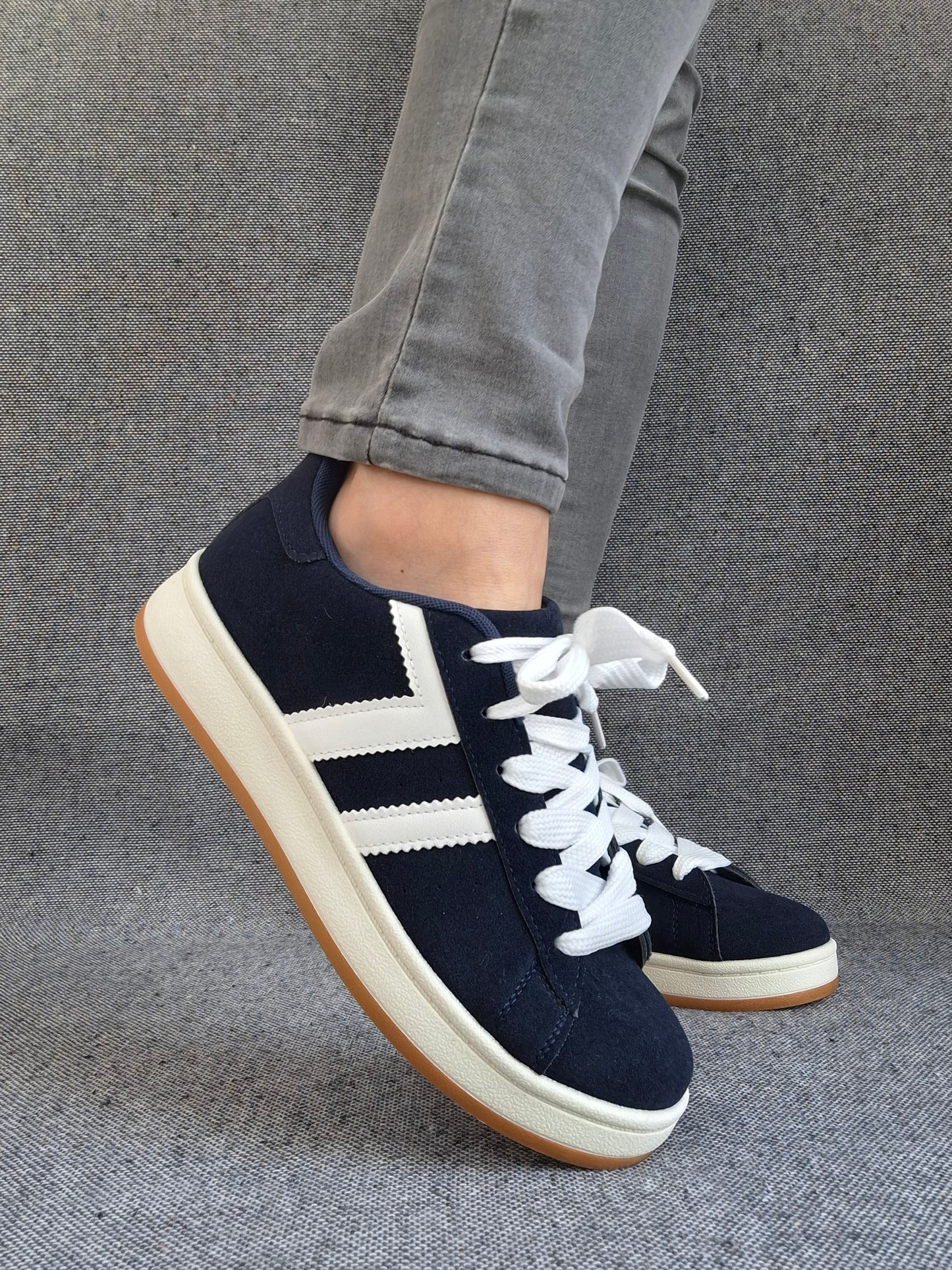 Chaussures baskets basses bleu marine à bandes blanches style sneakers campus