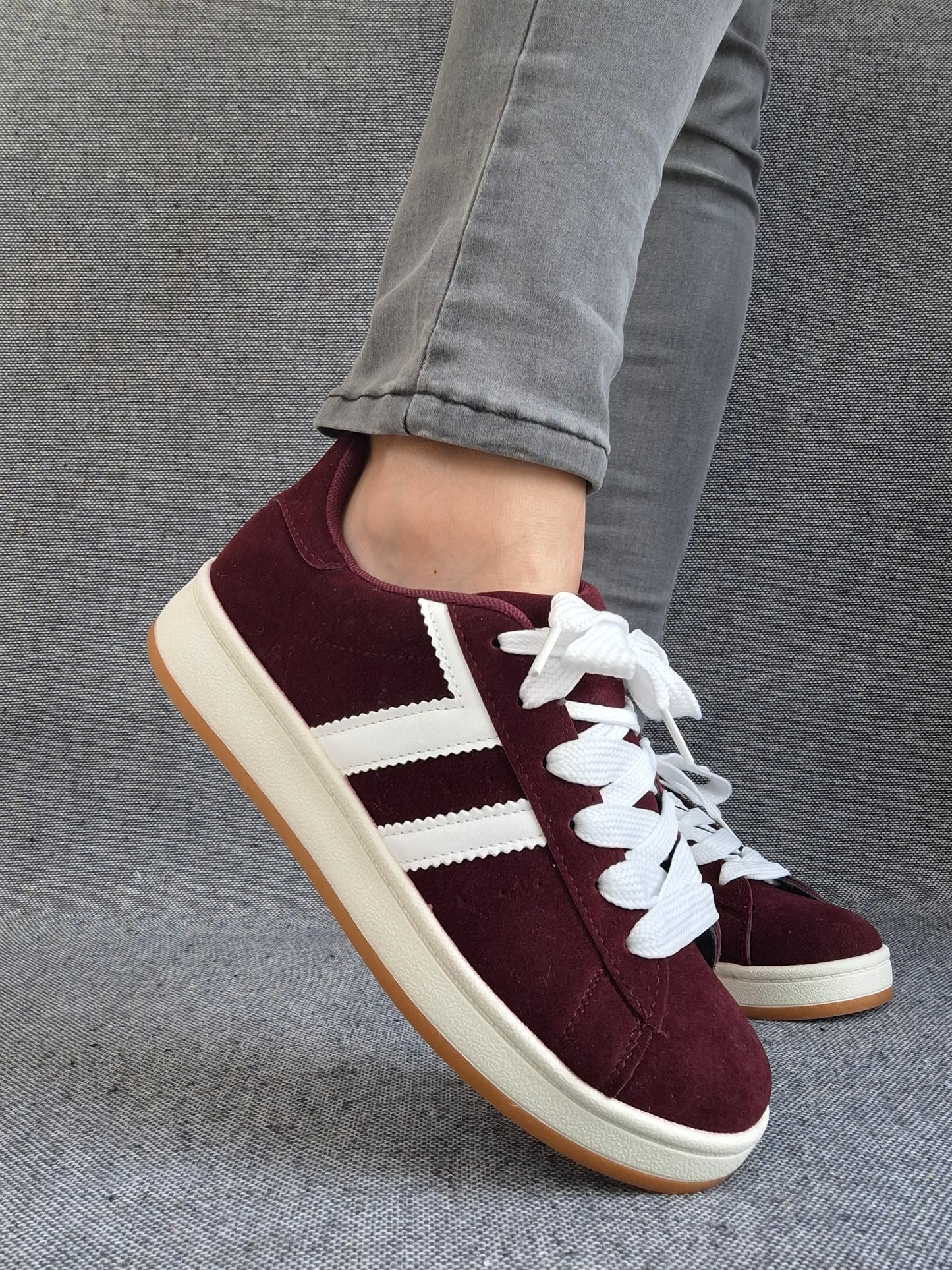 Chaussures baskets basses bordeaux à bandes blanches style campus