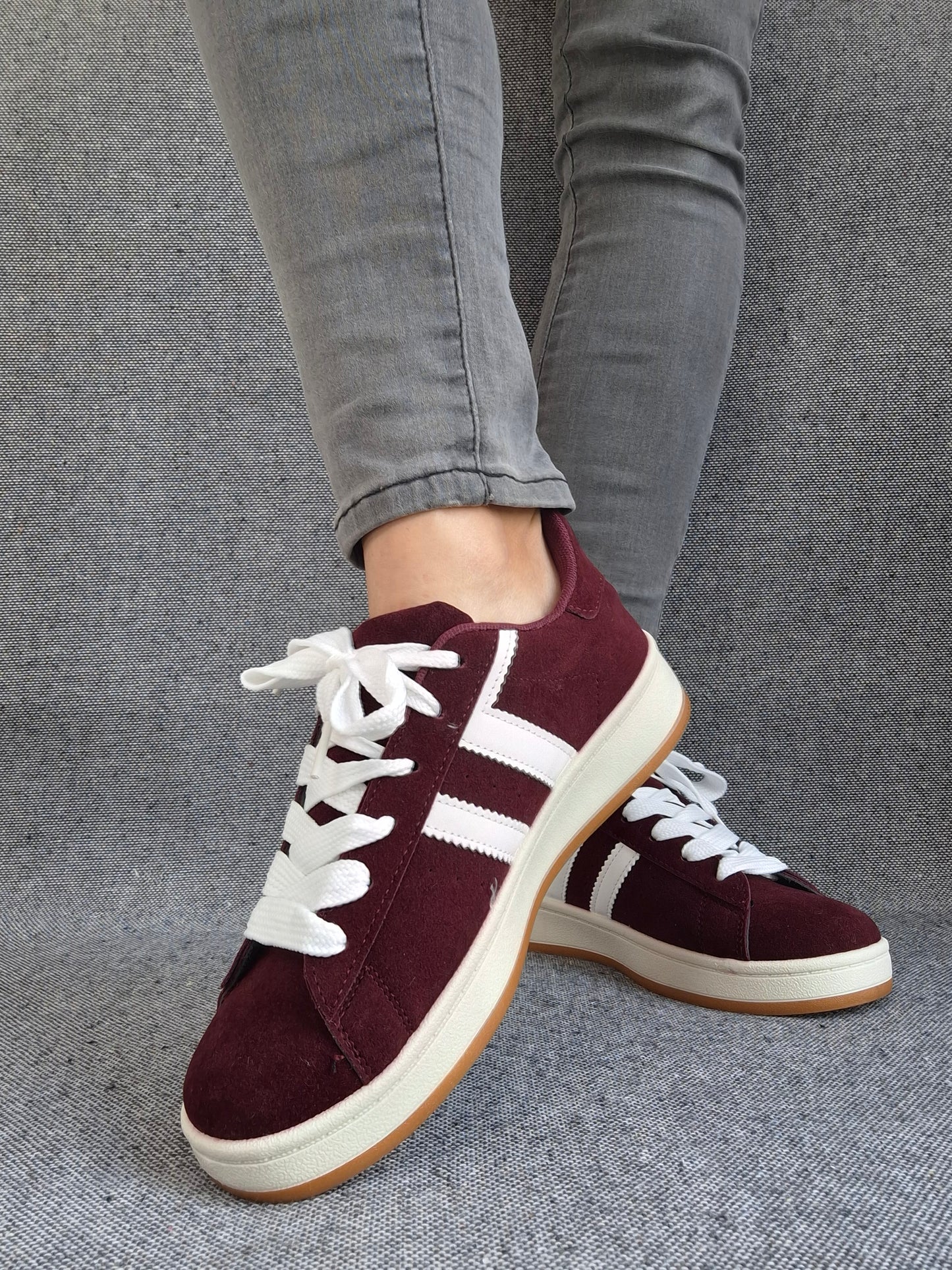Chaussures baskets basses bordeaux à bandes blanches style campus