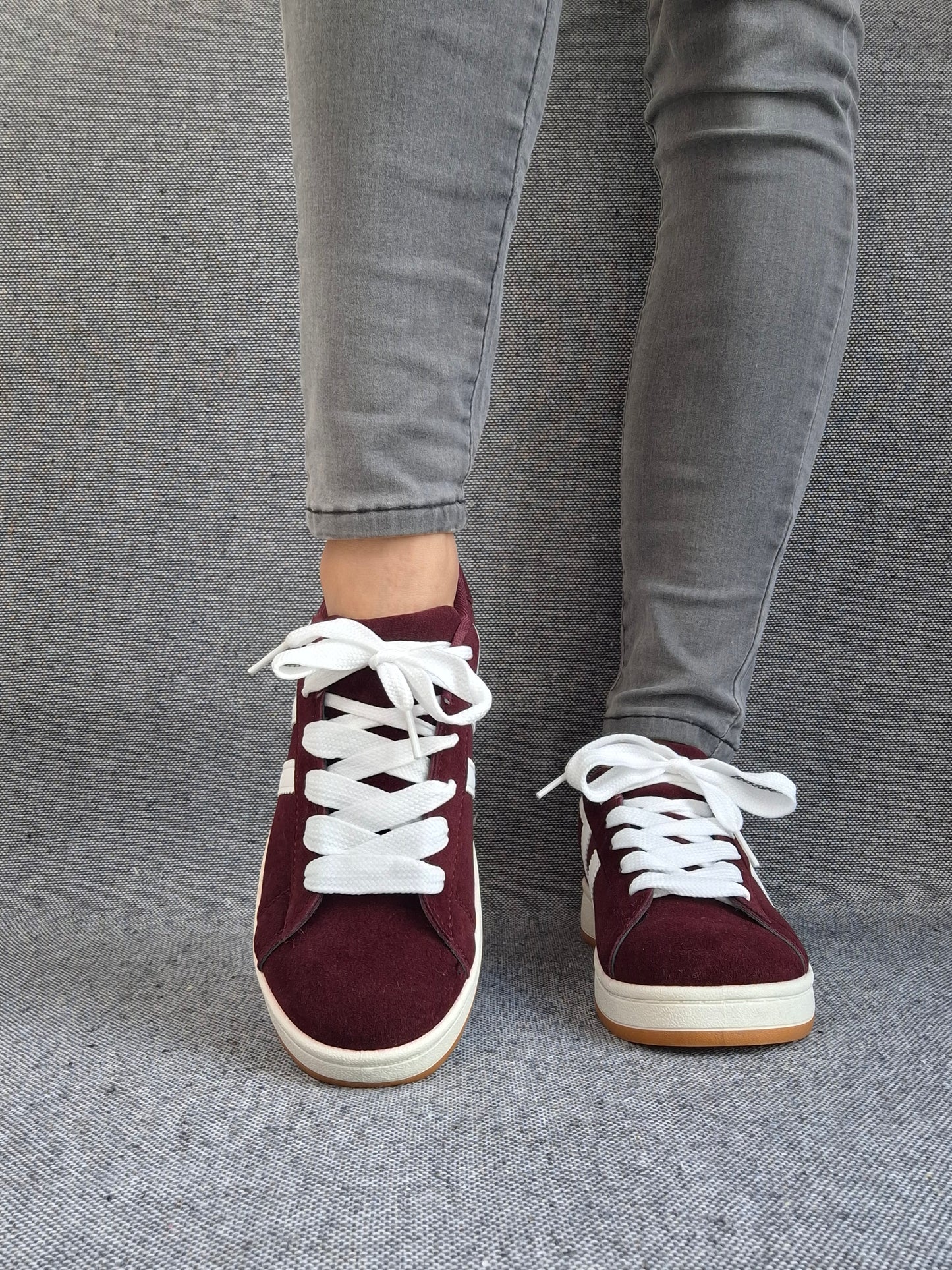 Chaussures baskets basses bordeaux à bandes blanches style campus