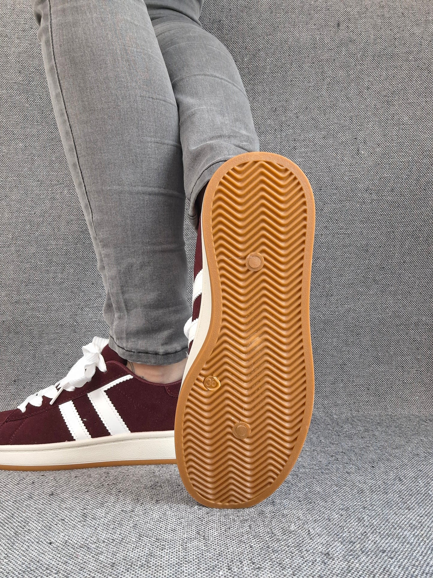 Chaussures baskets basses bordeaux à bandes blanches style campus