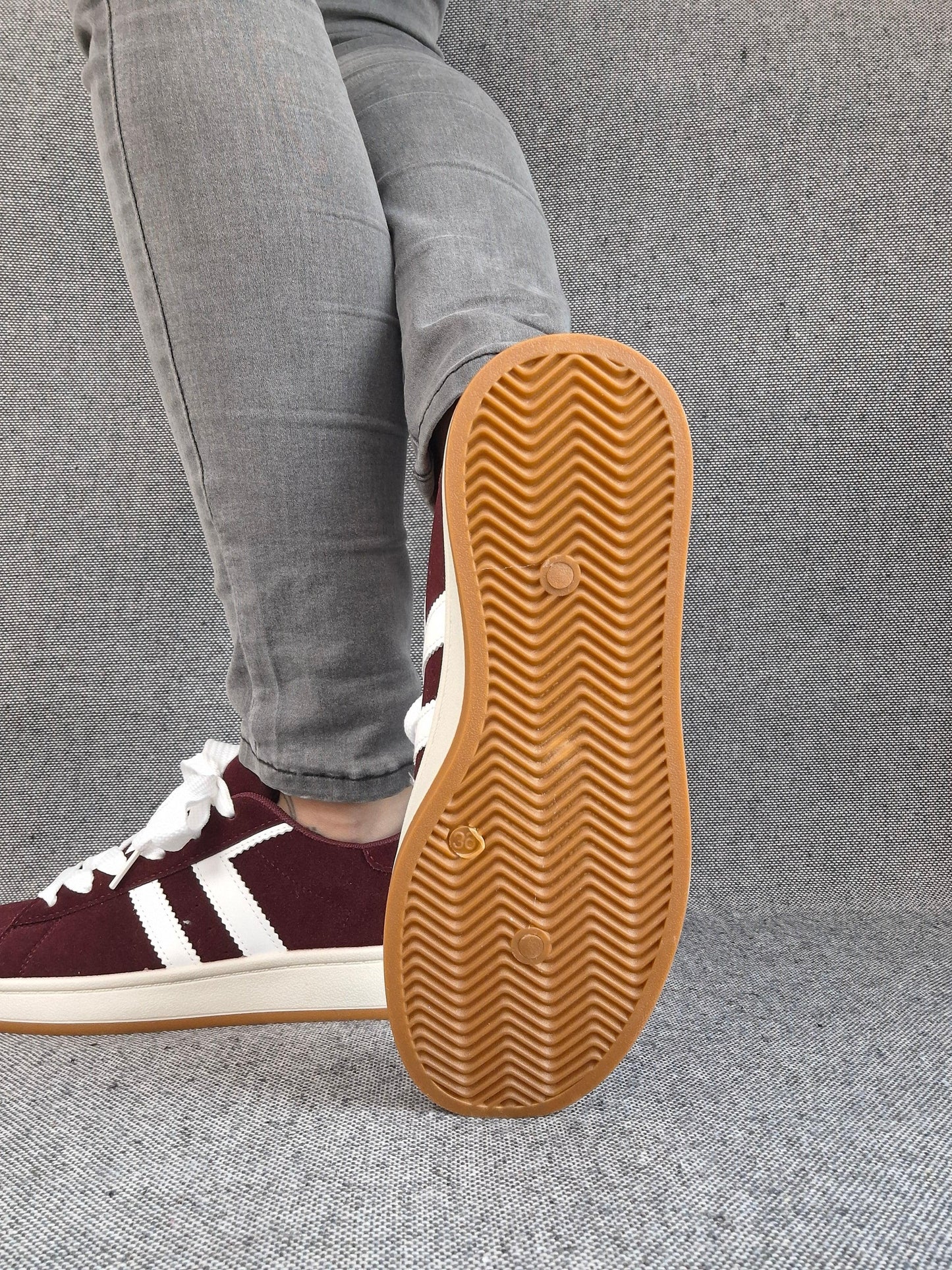 Chaussures baskets basses bordeaux à bandes blanches style campus