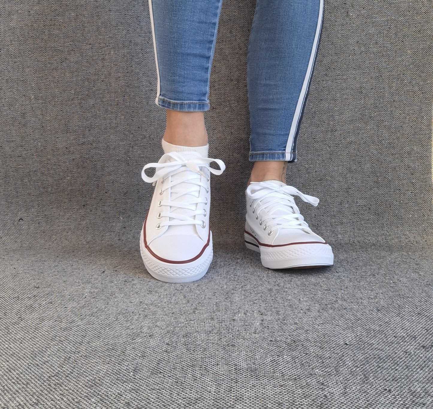 Chaussures baskets blanche détails rouge et bleu style converse
