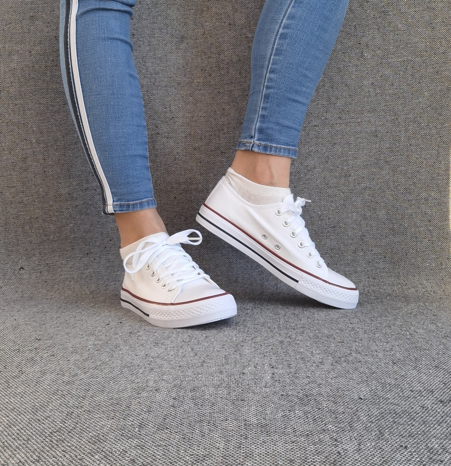 Chaussures baskets blanche détails rouge et bleu style converse