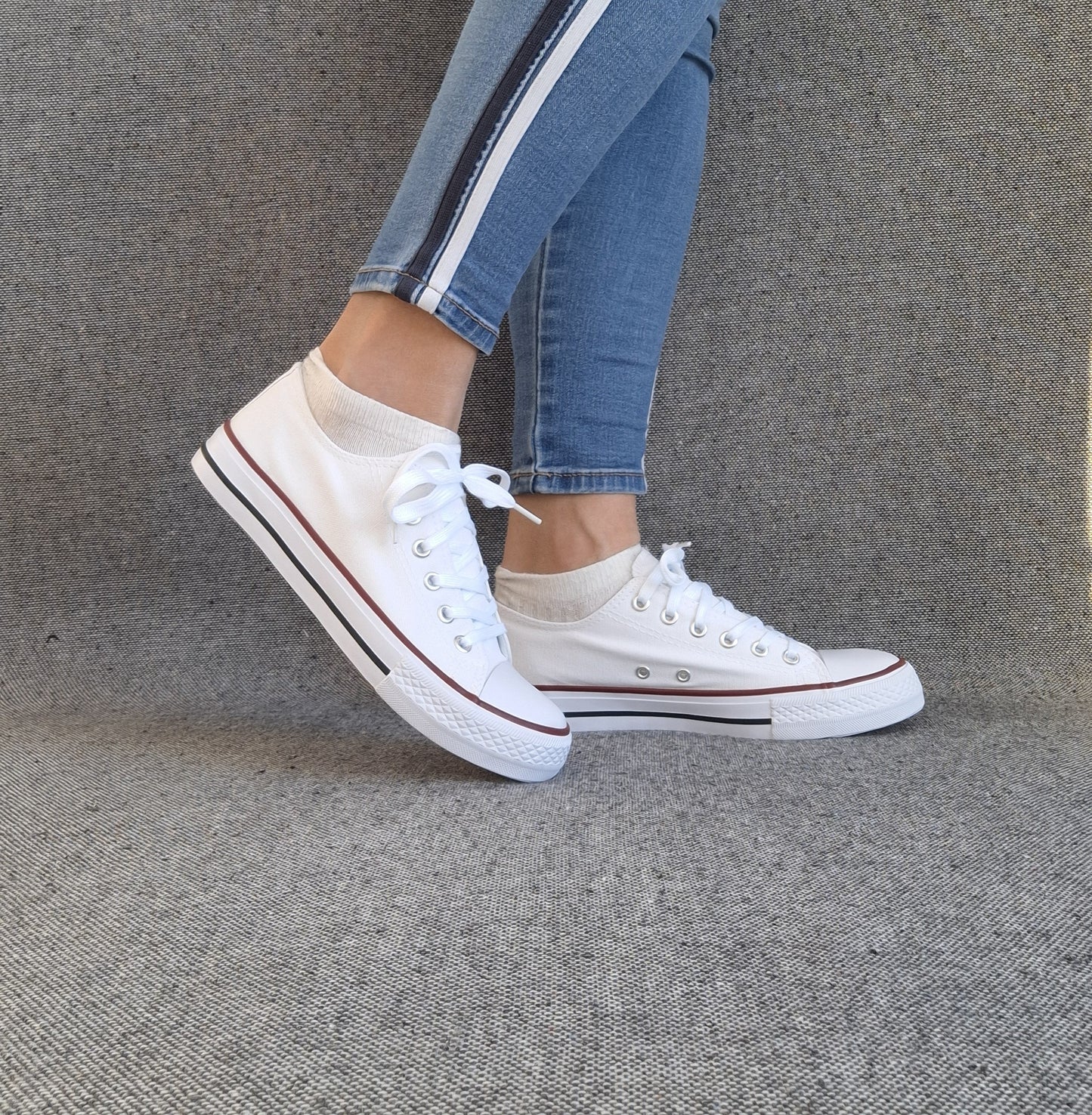 Chaussures baskets blanche détails rouge et bleu style converse