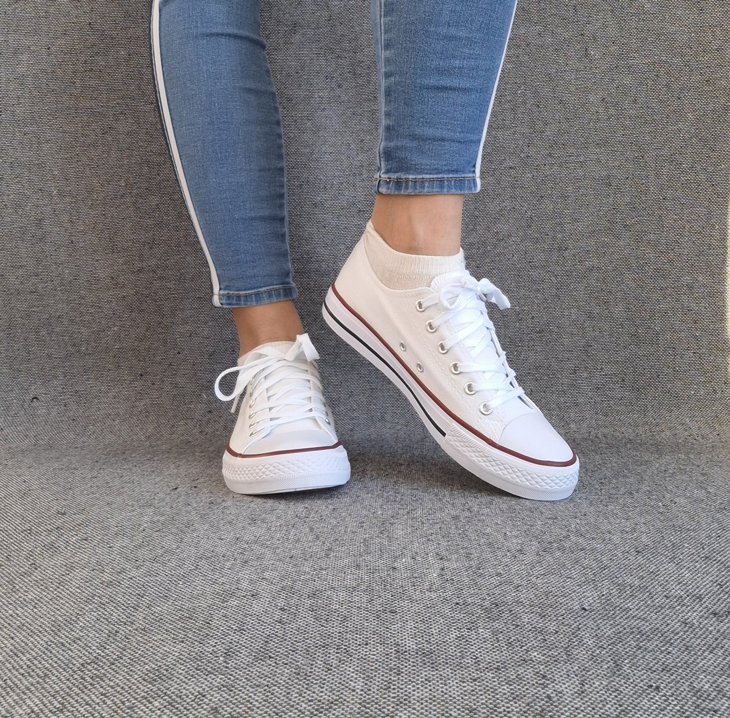 Chaussures baskets blanche détails rouge et bleu style converse