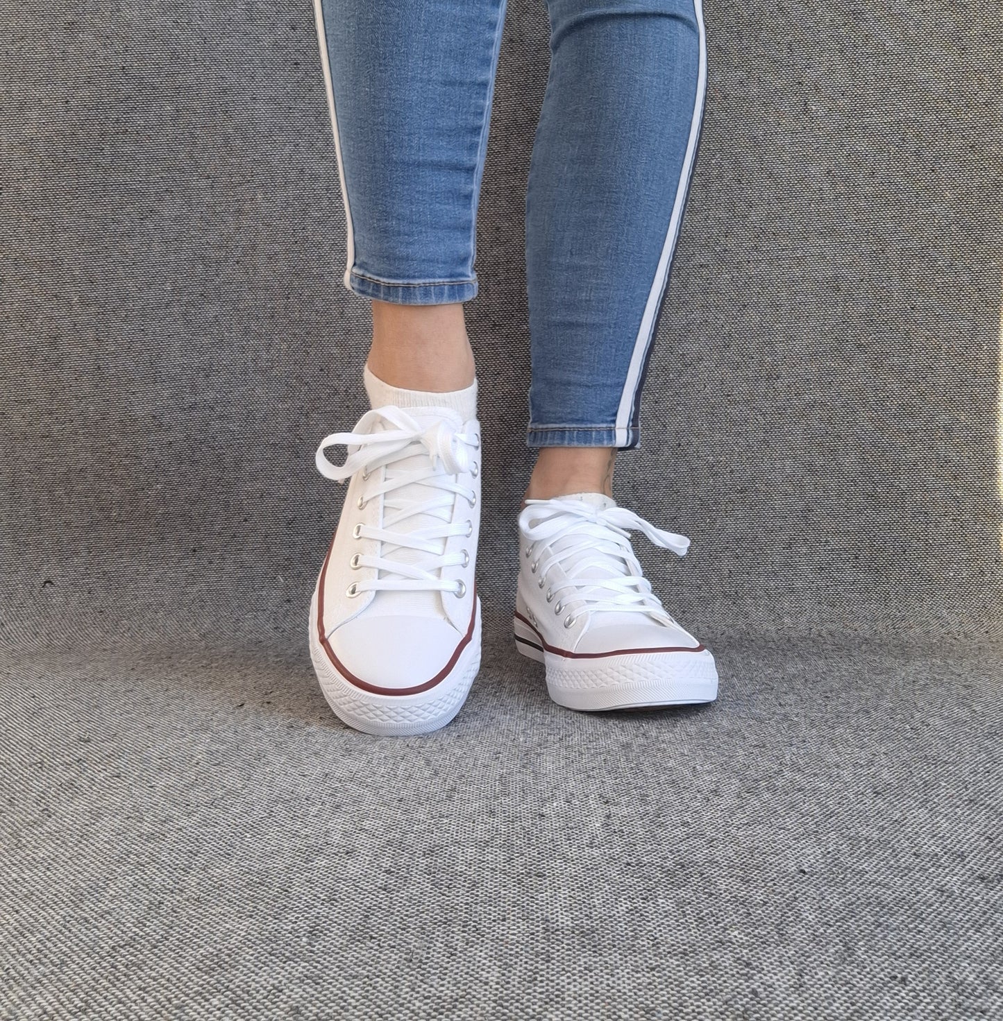 Chaussures baskets blanche détails rouge et bleu style converse