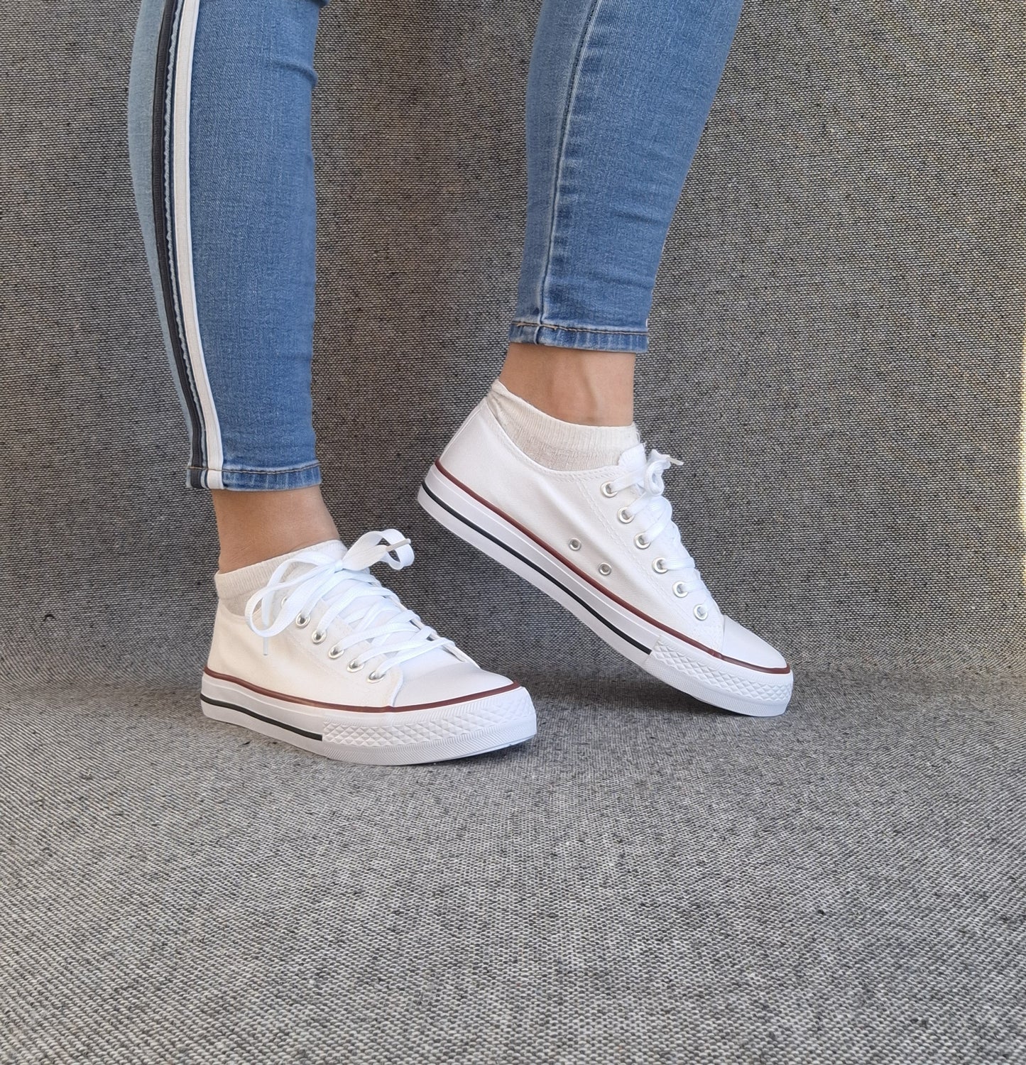 Chaussures baskets blanche détails rouge et bleu style converse