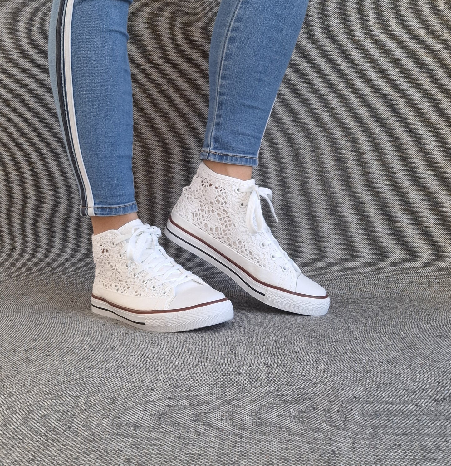 Chaussures baskets hautes à dentelle blanche en tissu style converse