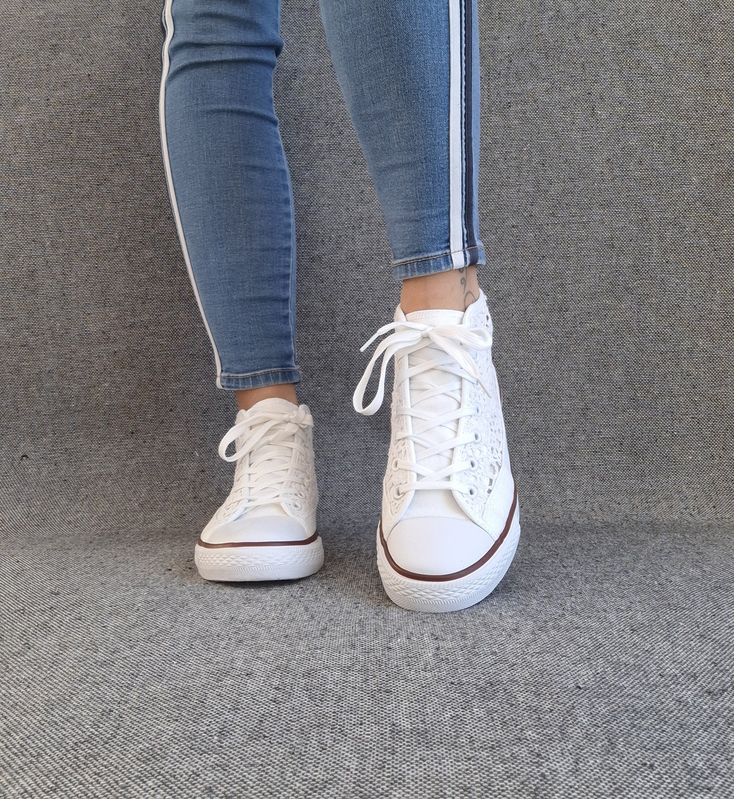 Chaussures baskets hautes à dentelle blanche en tissu style converse