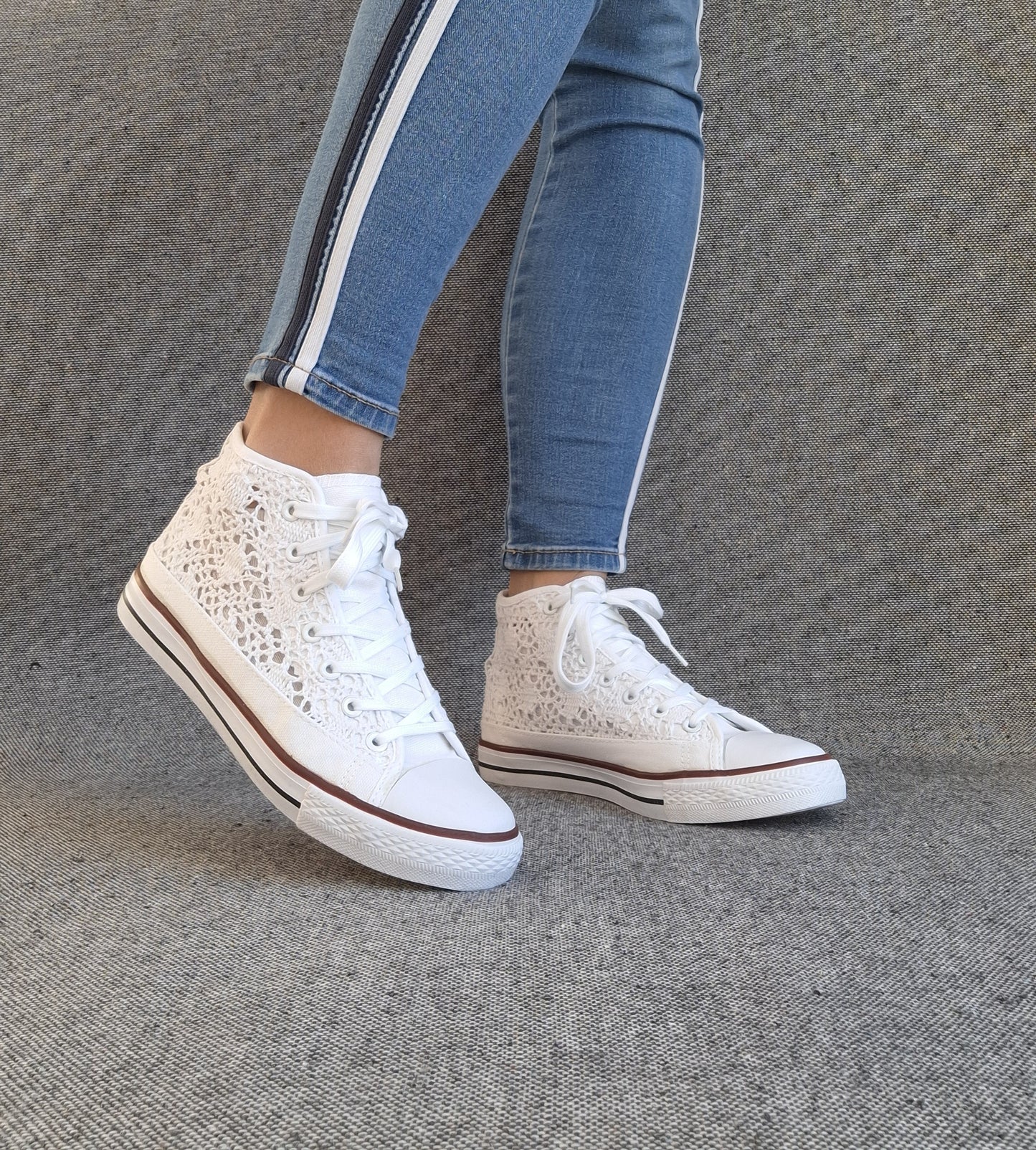 Chaussures baskets hautes à dentelle blanche en tissu style converse