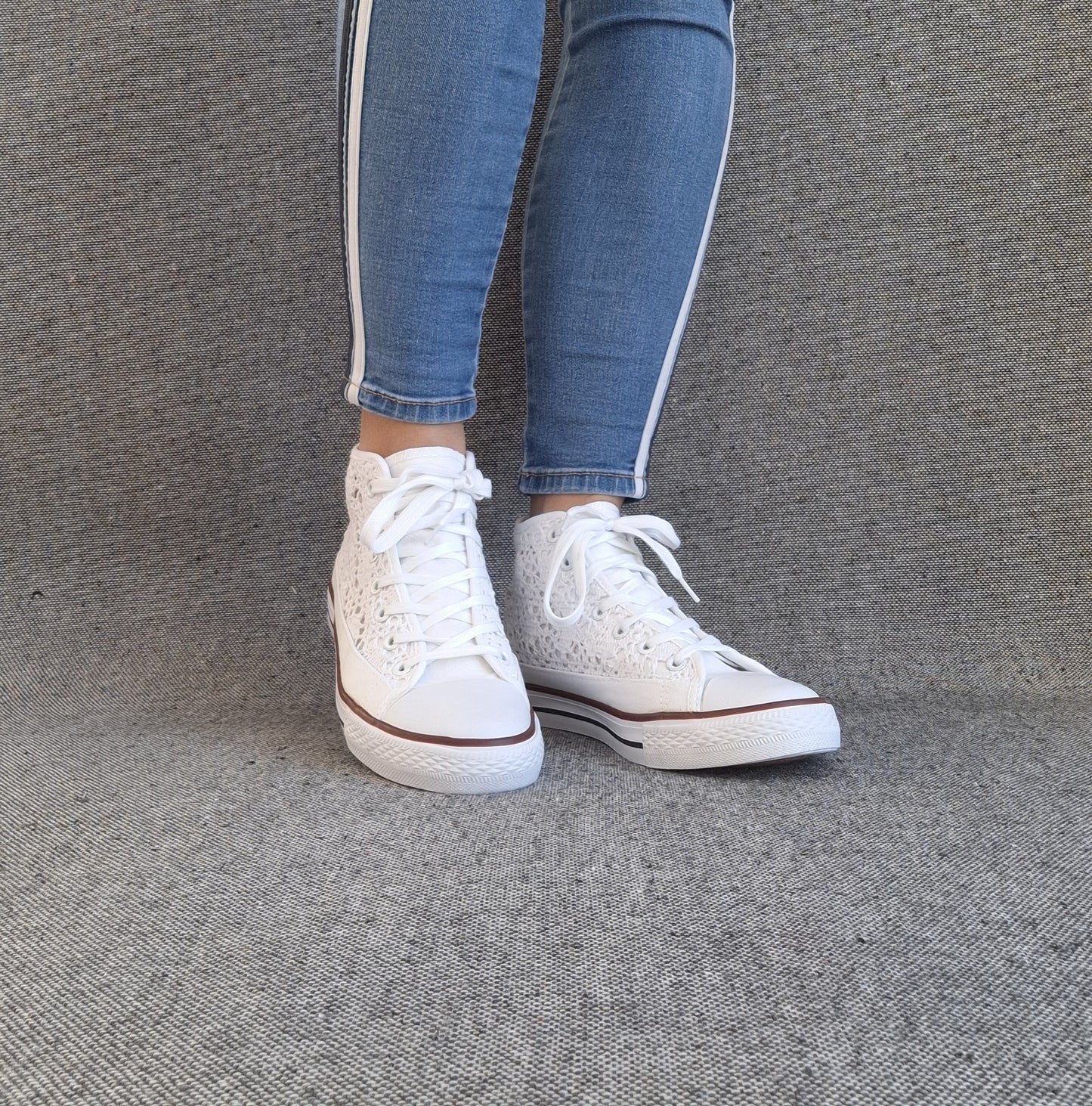 Chaussures baskets hautes à dentelle blanche en tissu style converse