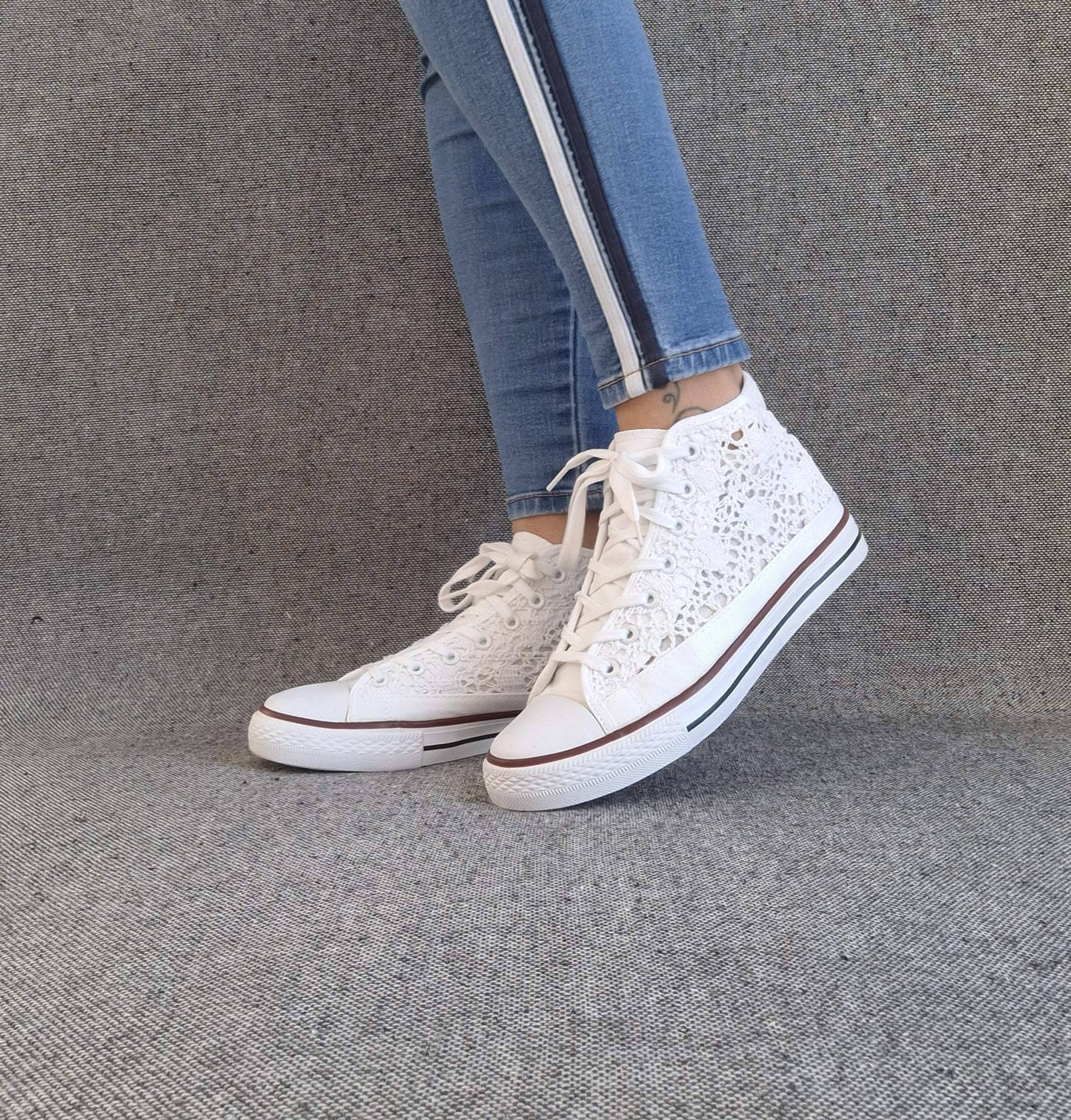 Chaussures baskets hautes à dentelle blanche en tissu style converse