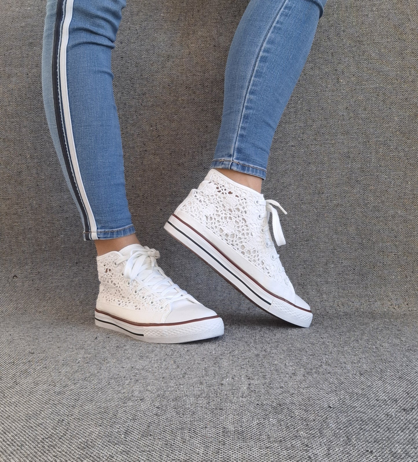 Chaussures baskets hautes à dentelle blanche en tissu style converse