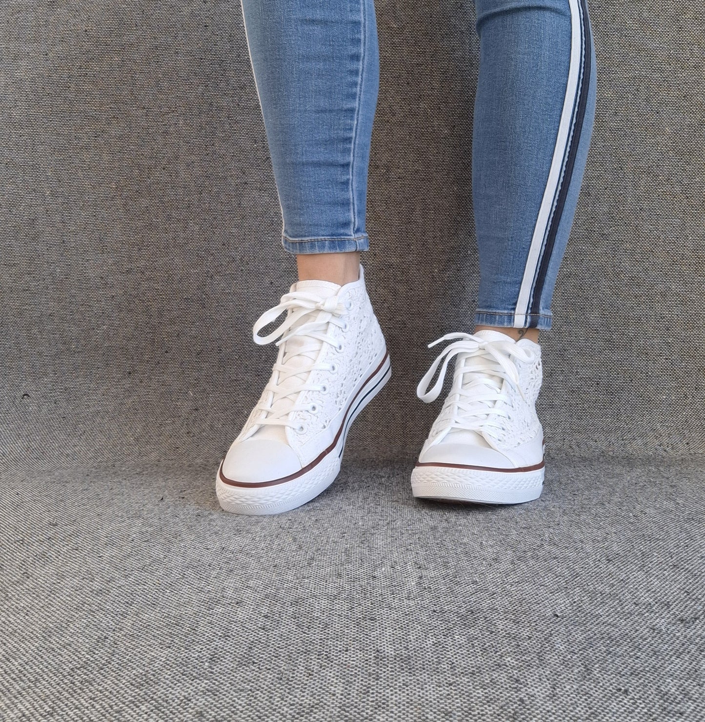 Chaussures baskets hautes à dentelle blanche en tissu style converse
