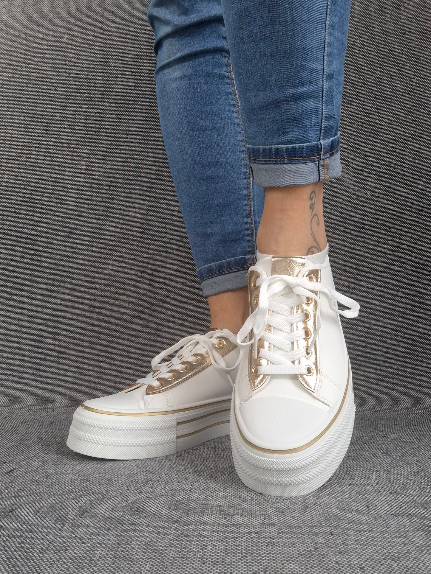 Chaussures baskets basses semelle compensée simili blanc style converse