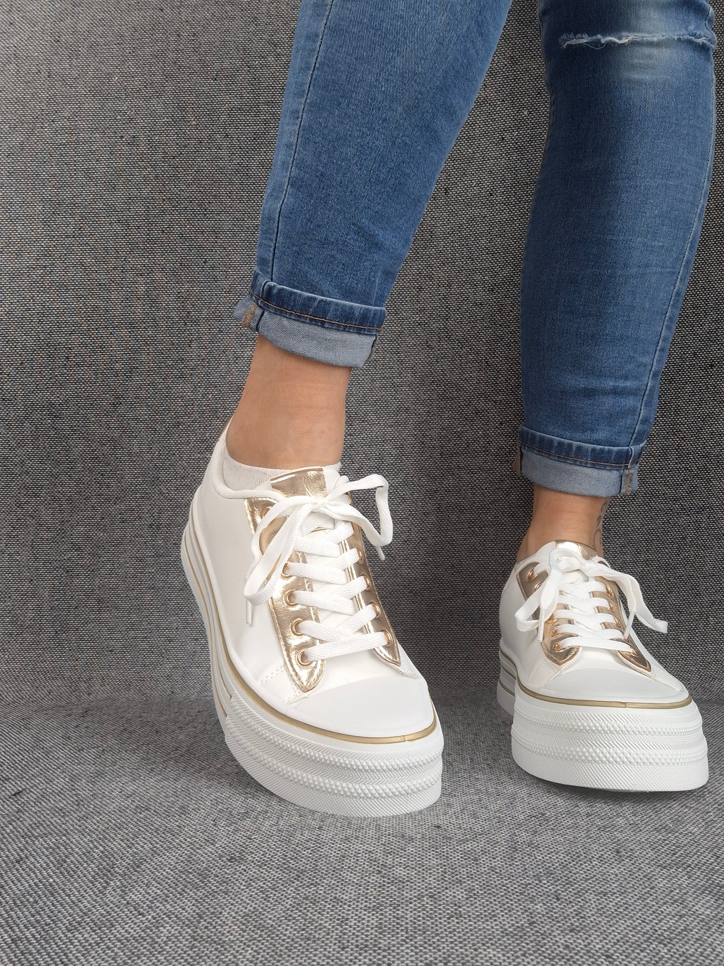 Chaussures baskets basses semelle compensée simili blanc style converse