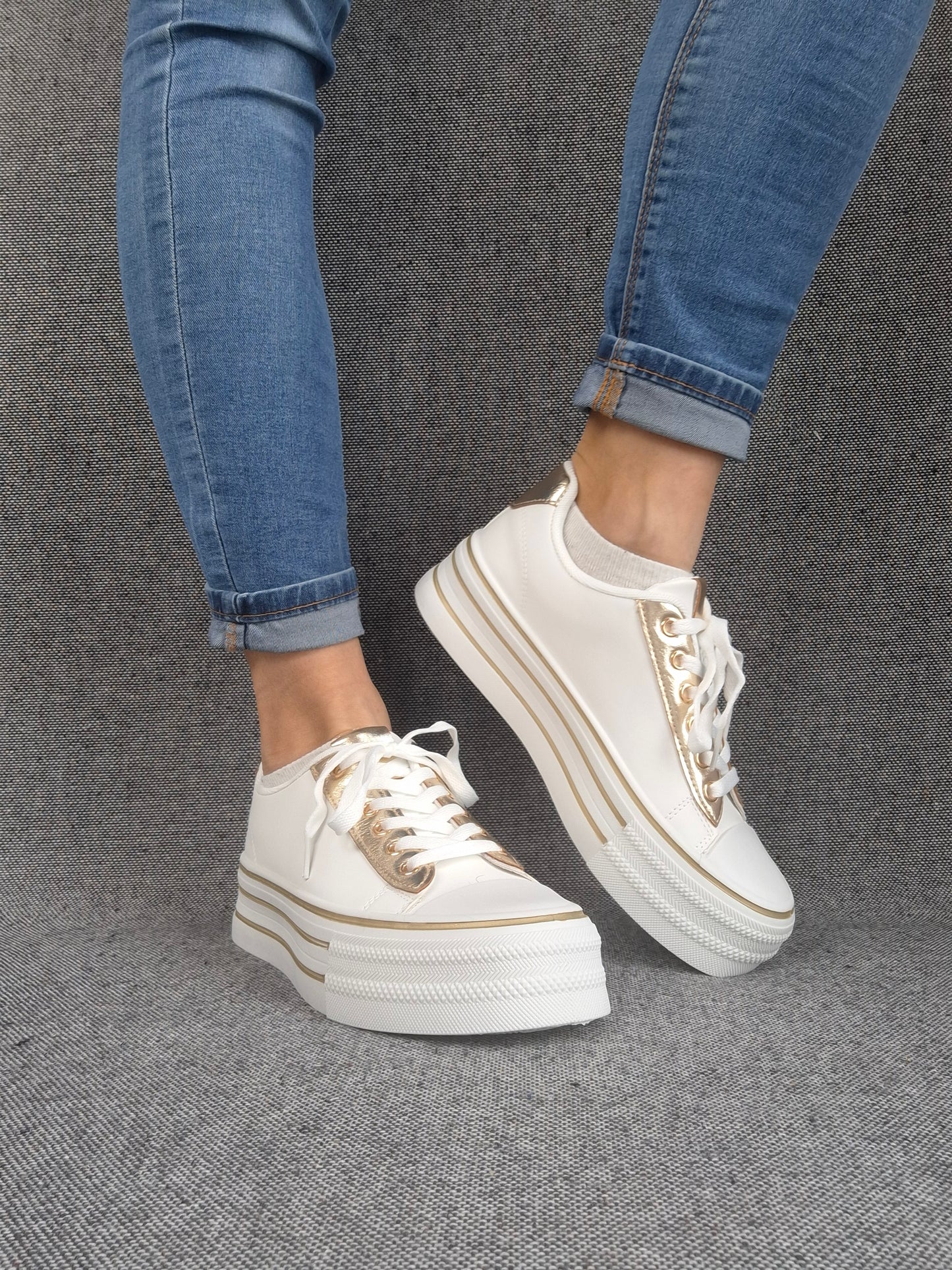 Chaussures baskets basses semelle compensée simili blanc style converse