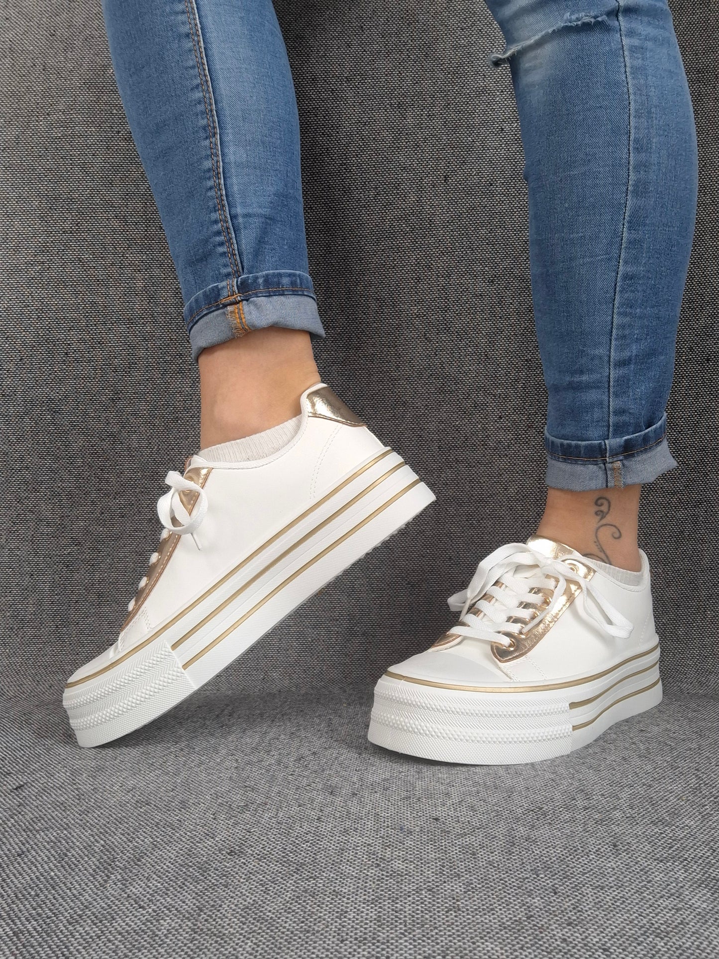 Chaussures baskets basses semelle compensée simili blanc style converse