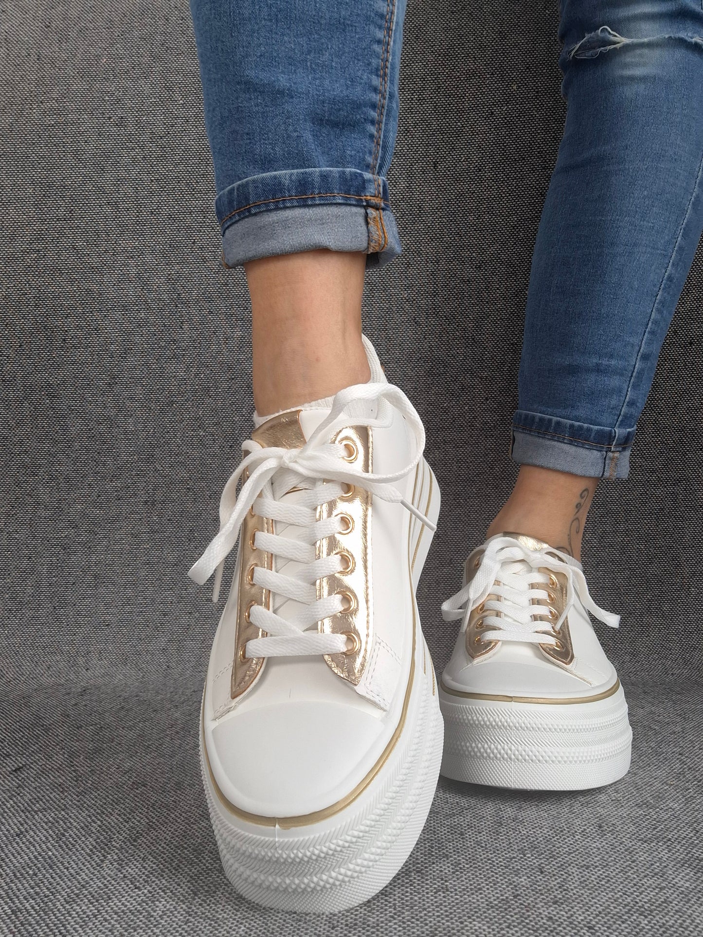 Chaussures baskets basses semelle compensée simili blanc style converse