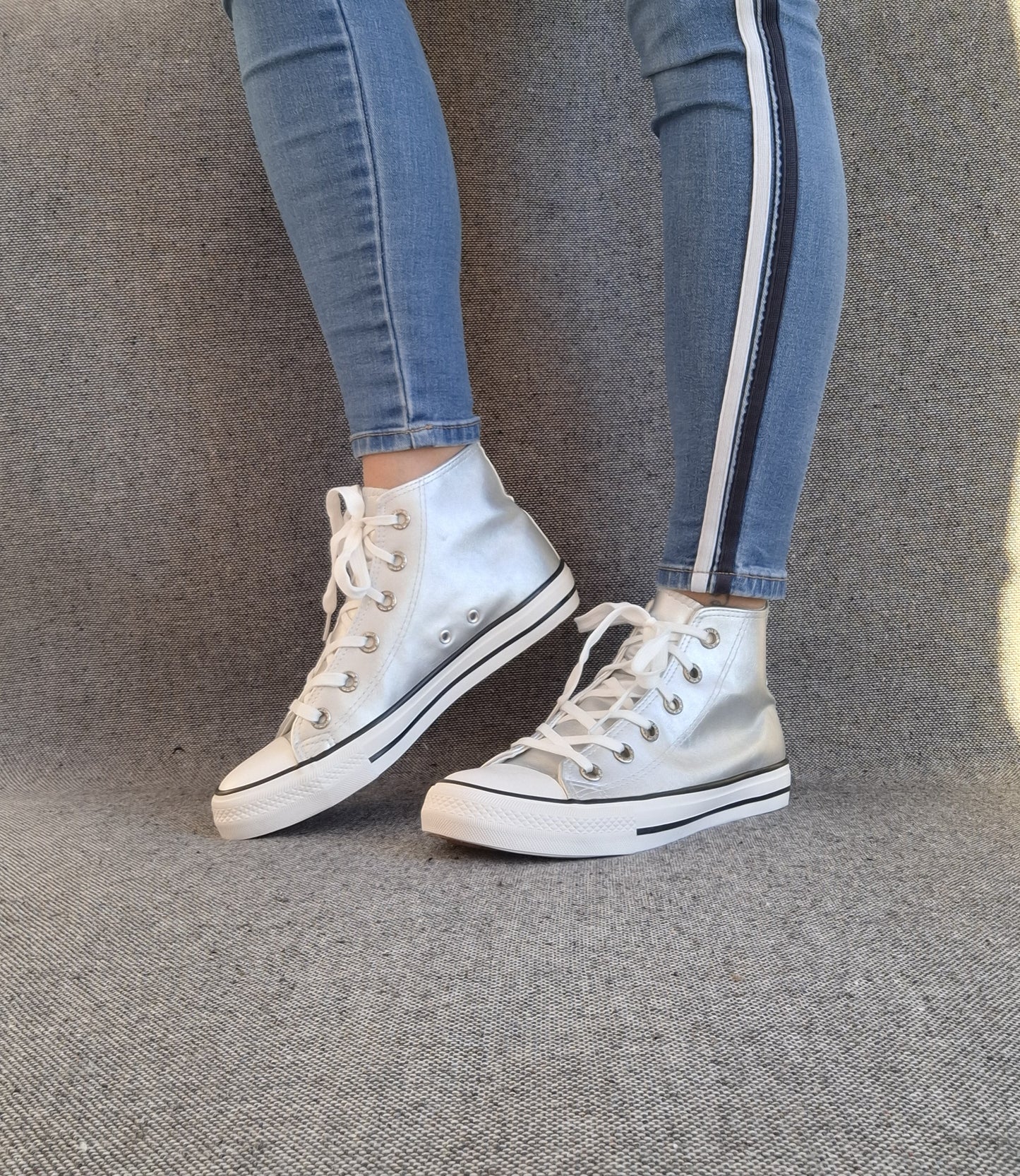 Chaussures baskets hautes argenté et blanc type converse
