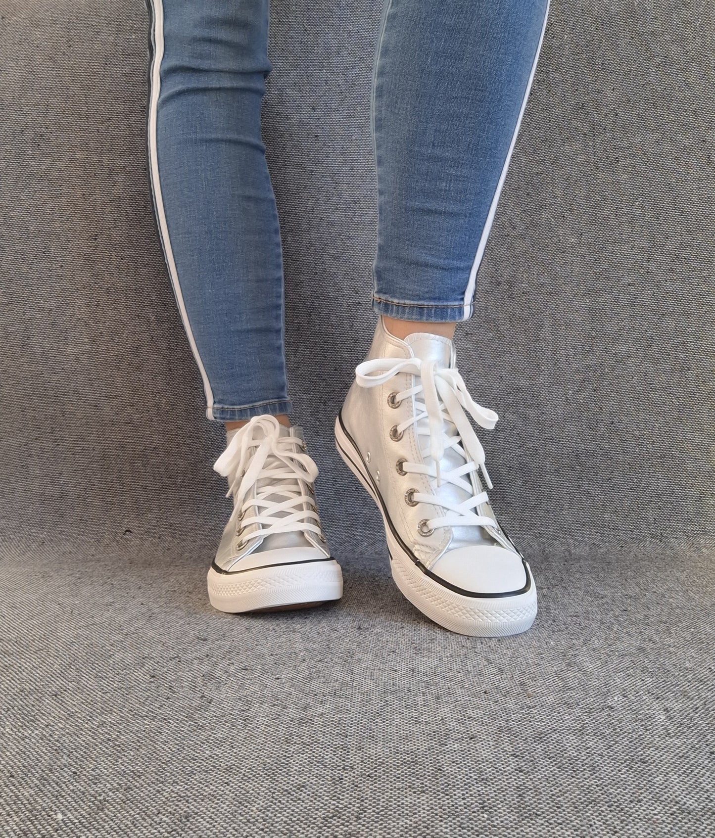 Chaussures baskets hautes argenté et blanc type converse