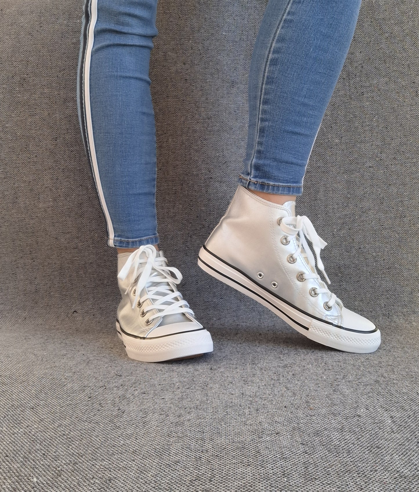 Chaussures baskets hautes argenté et blanc type converse
