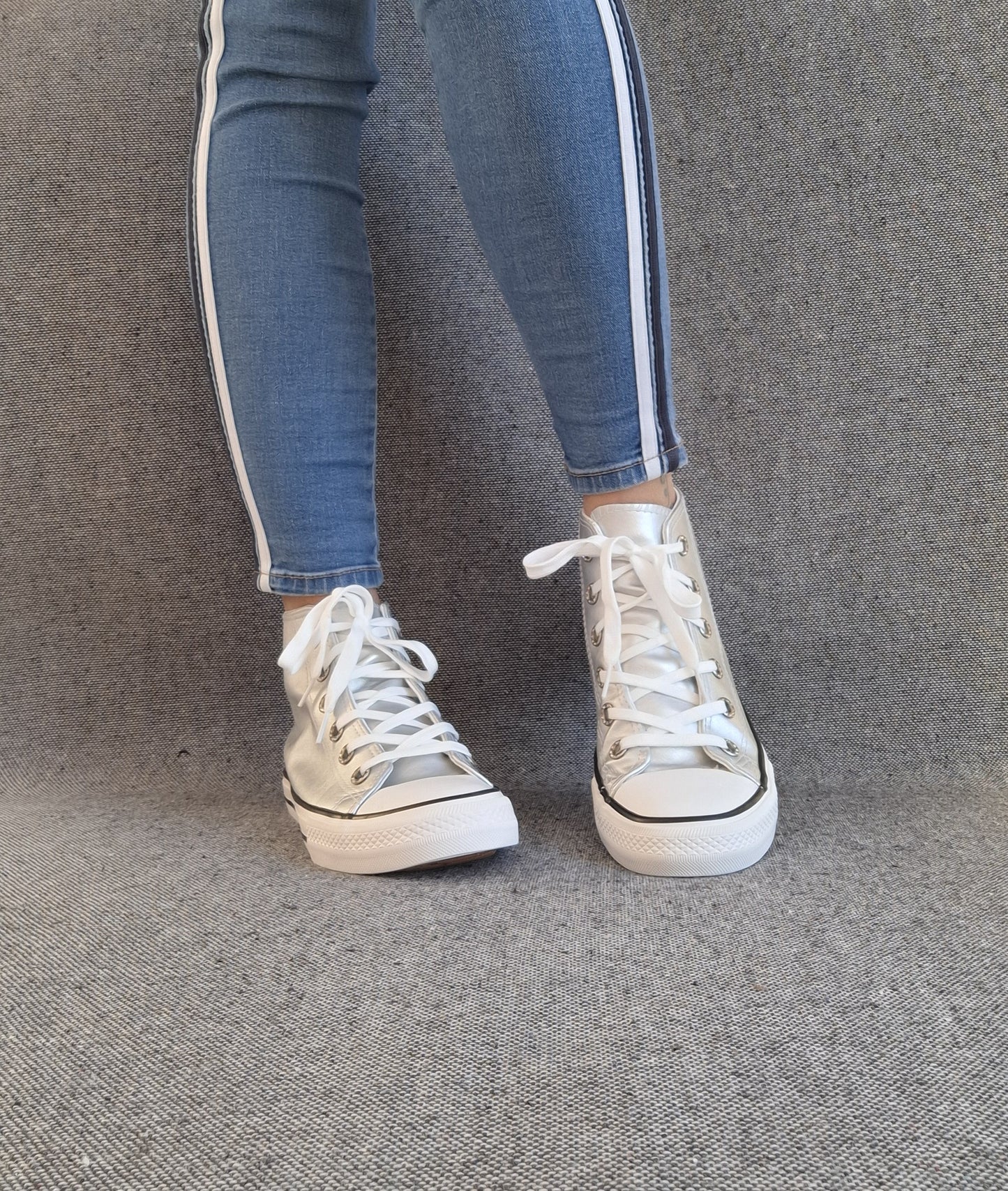 Chaussures baskets hautes argenté et blanc type converse