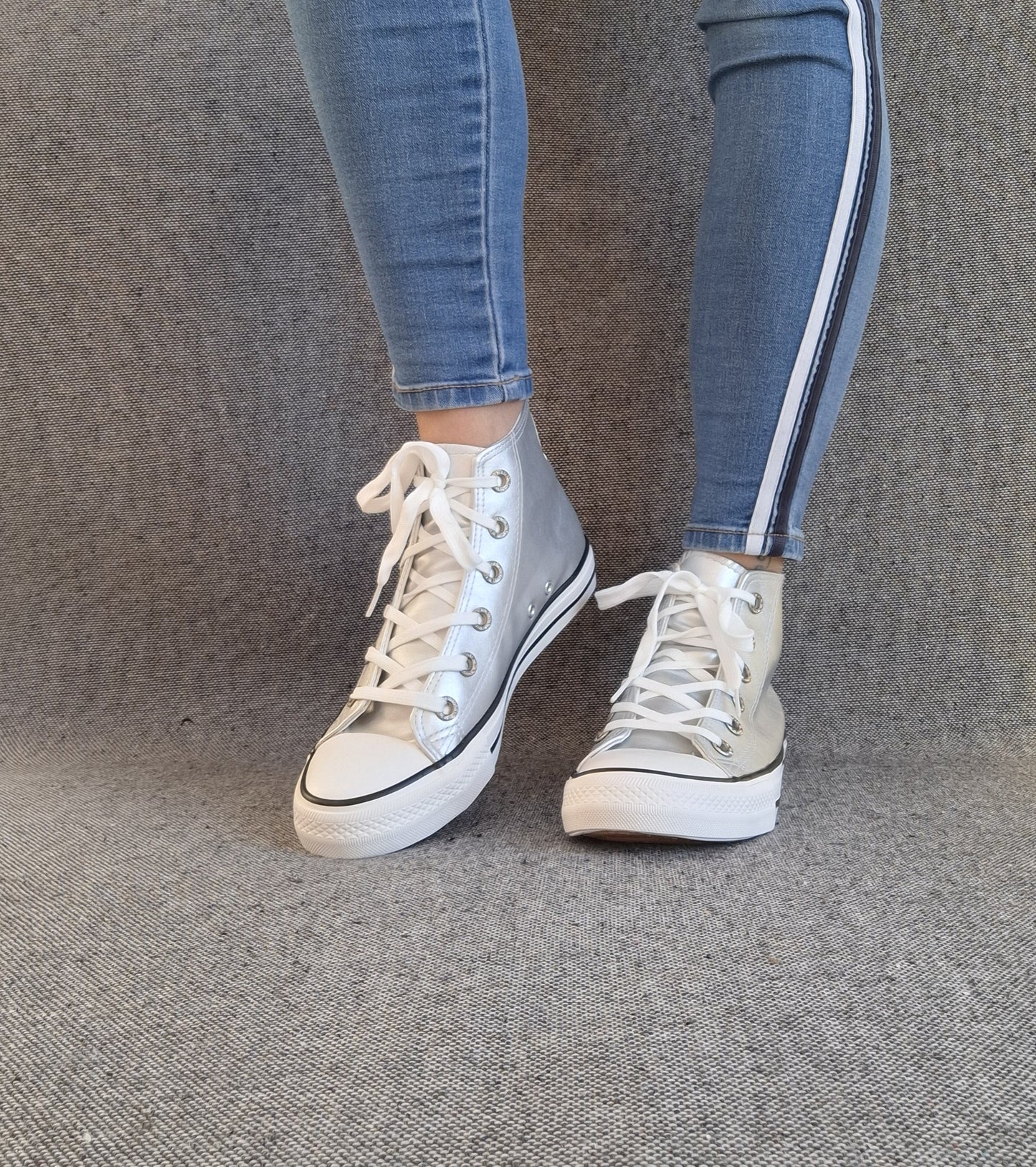 Chaussures baskets hautes argenté et blanc type converse