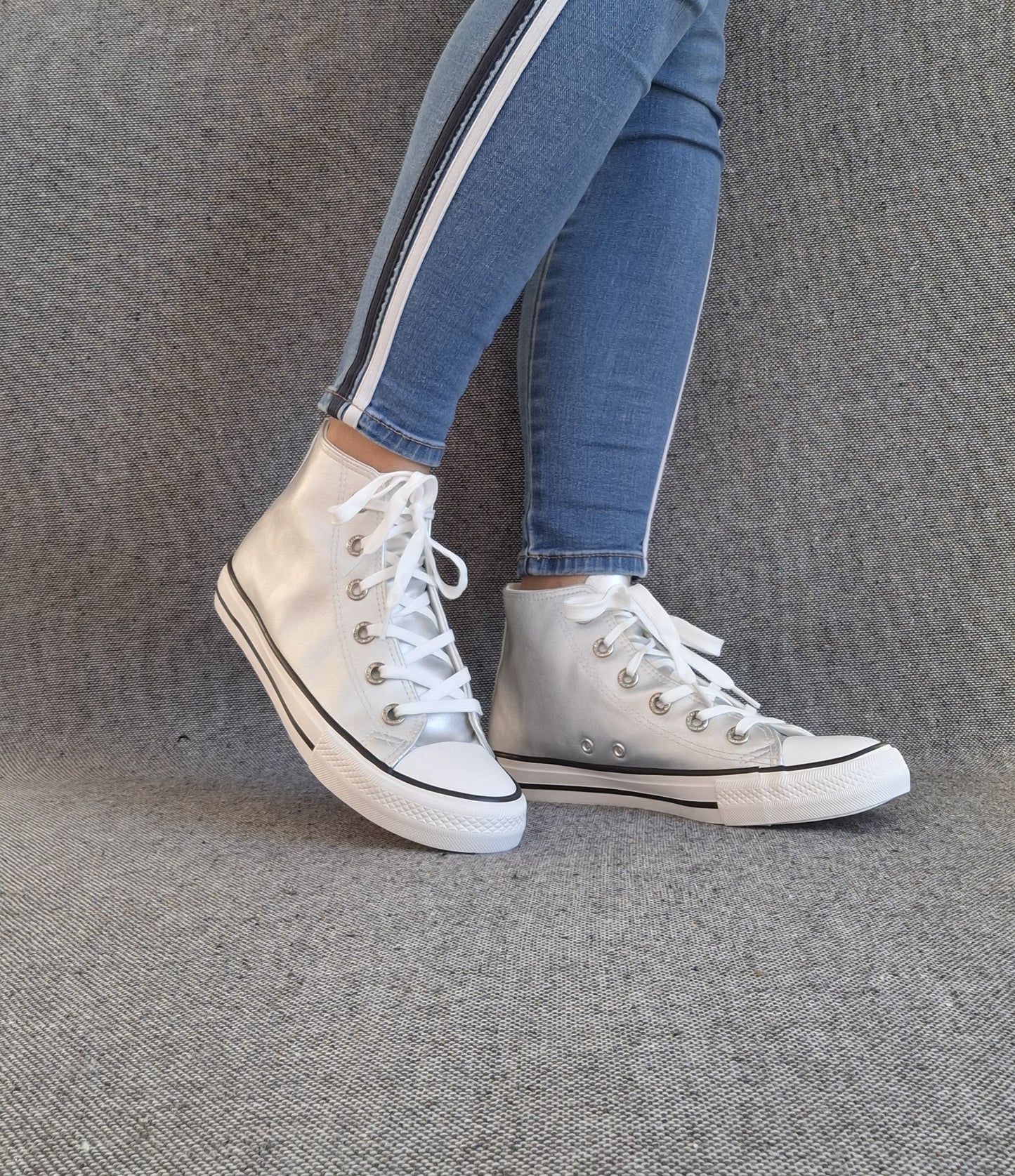 Chaussures baskets hautes argenté et blanc type converse