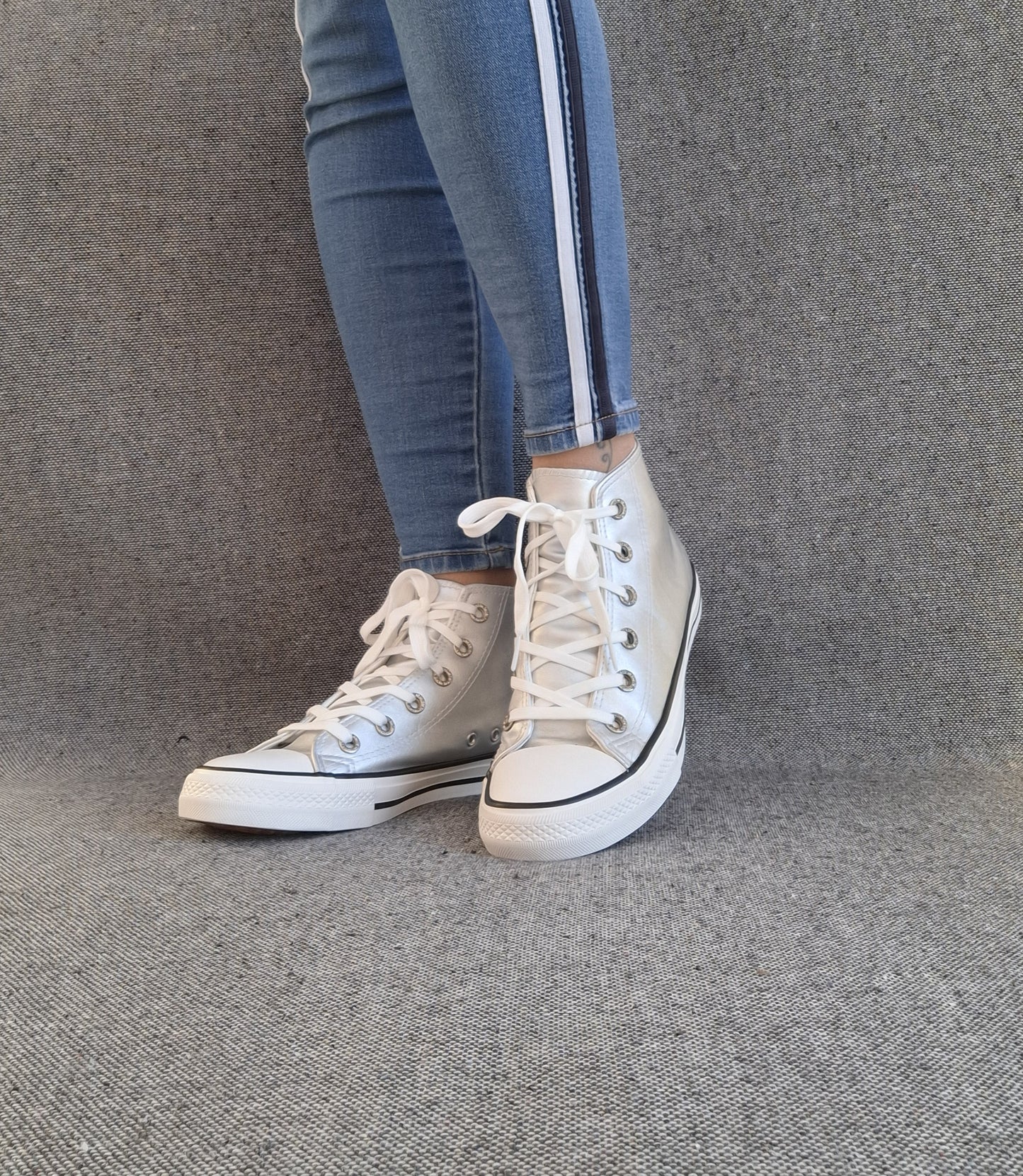 Chaussures baskets hautes argenté et blanc type converse