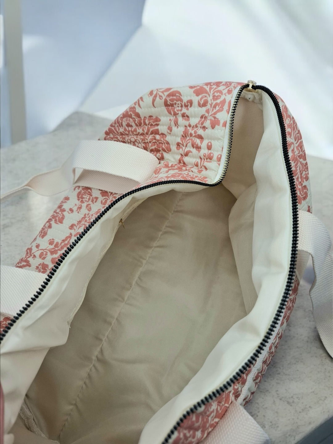 Sac polochon blanc en coton liberty fleuri corail