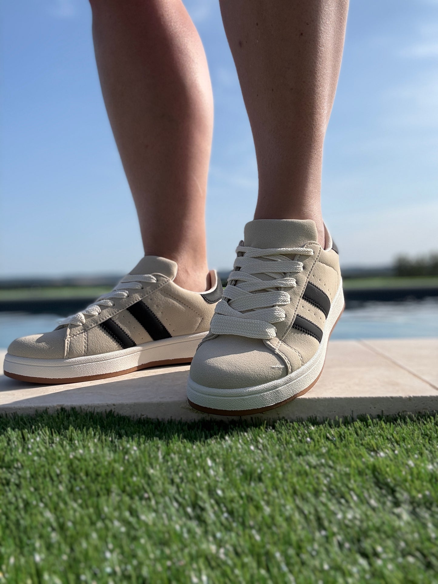 Chaussures baskets basses beige sable avec bandes noires style campus