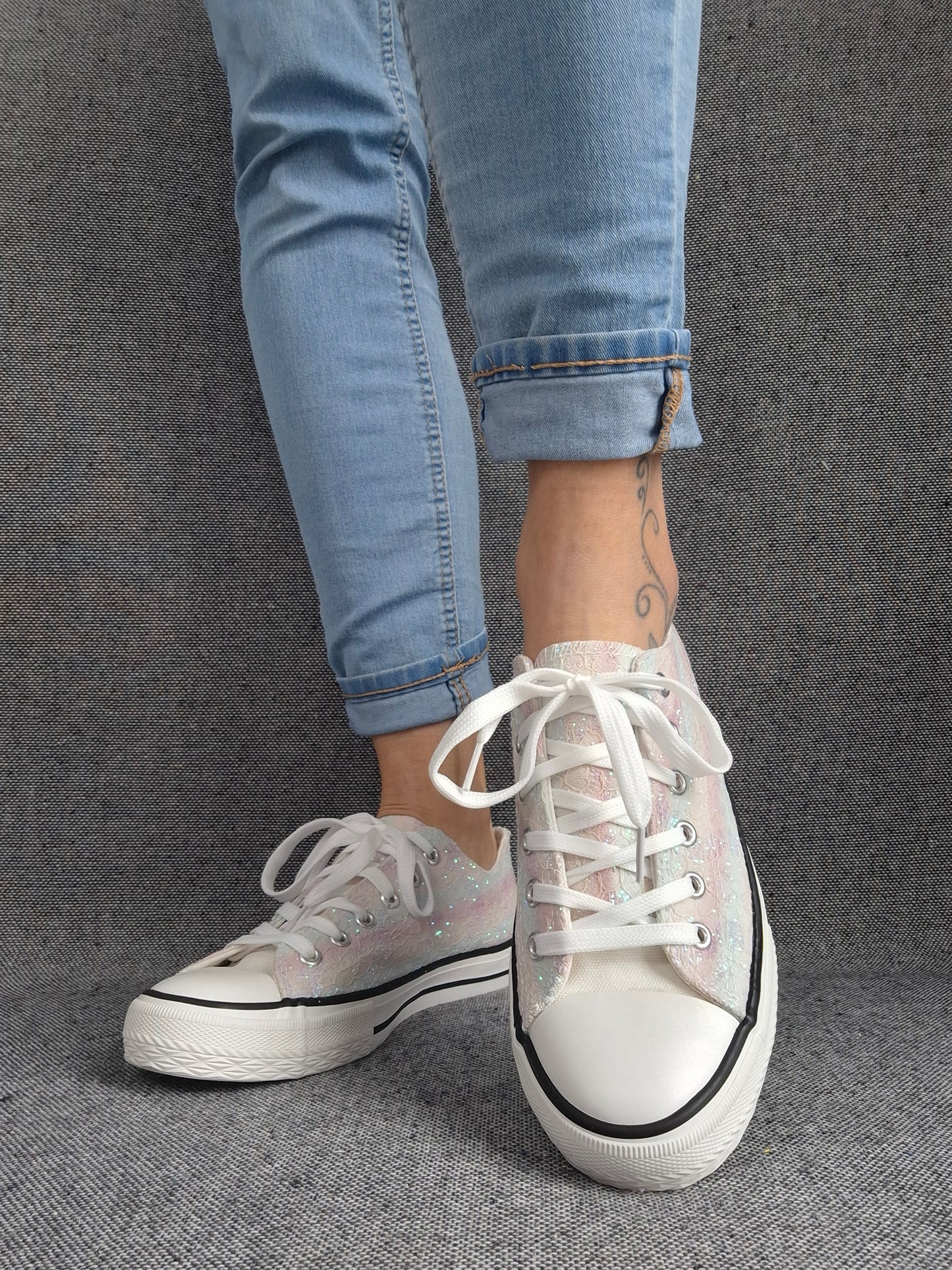 Chaussures baskets basses en tissu dentelé avec reflets irisés multicolores style converse