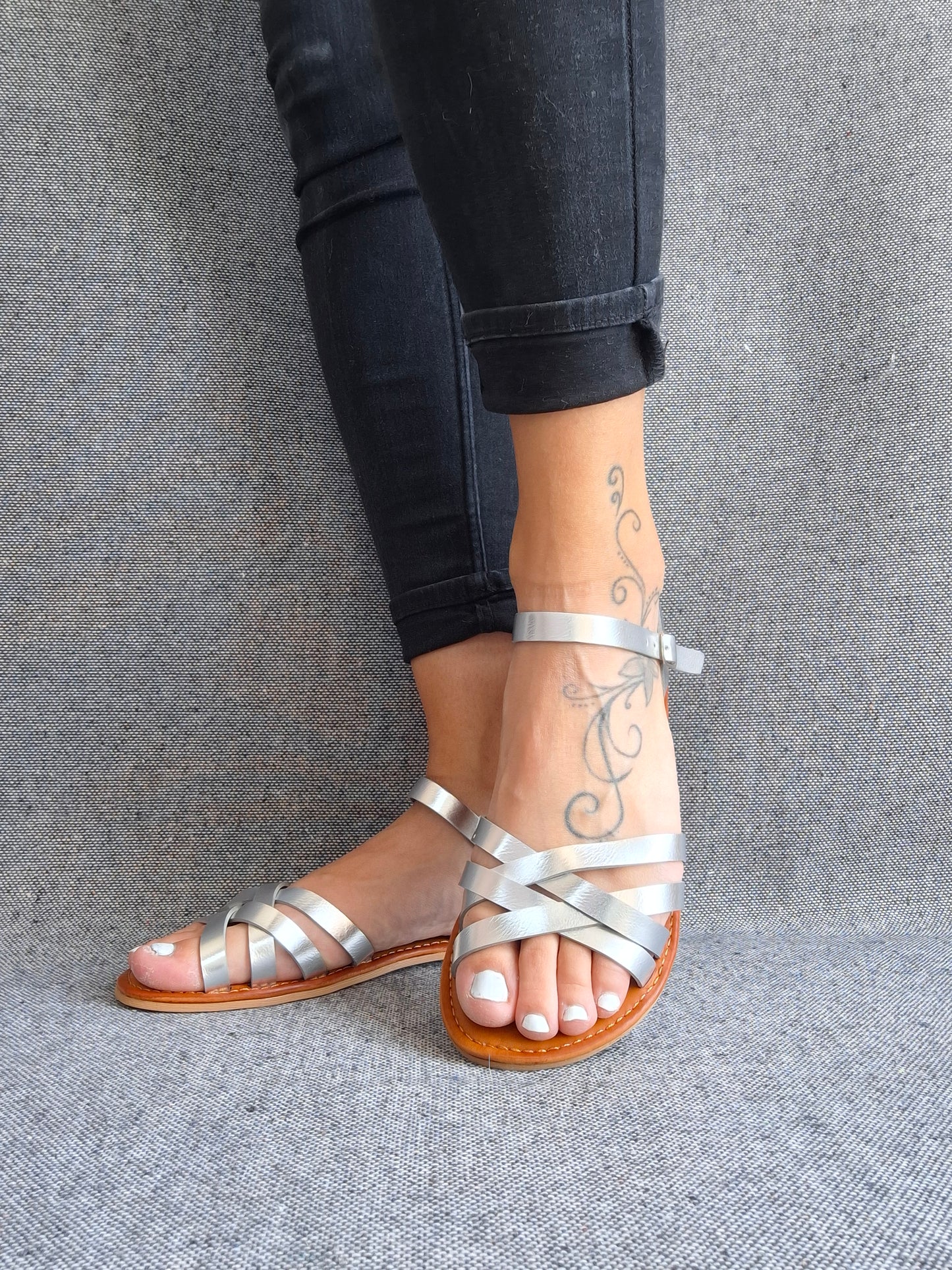 Chaussures sandales plates à brides entrecroisées argent