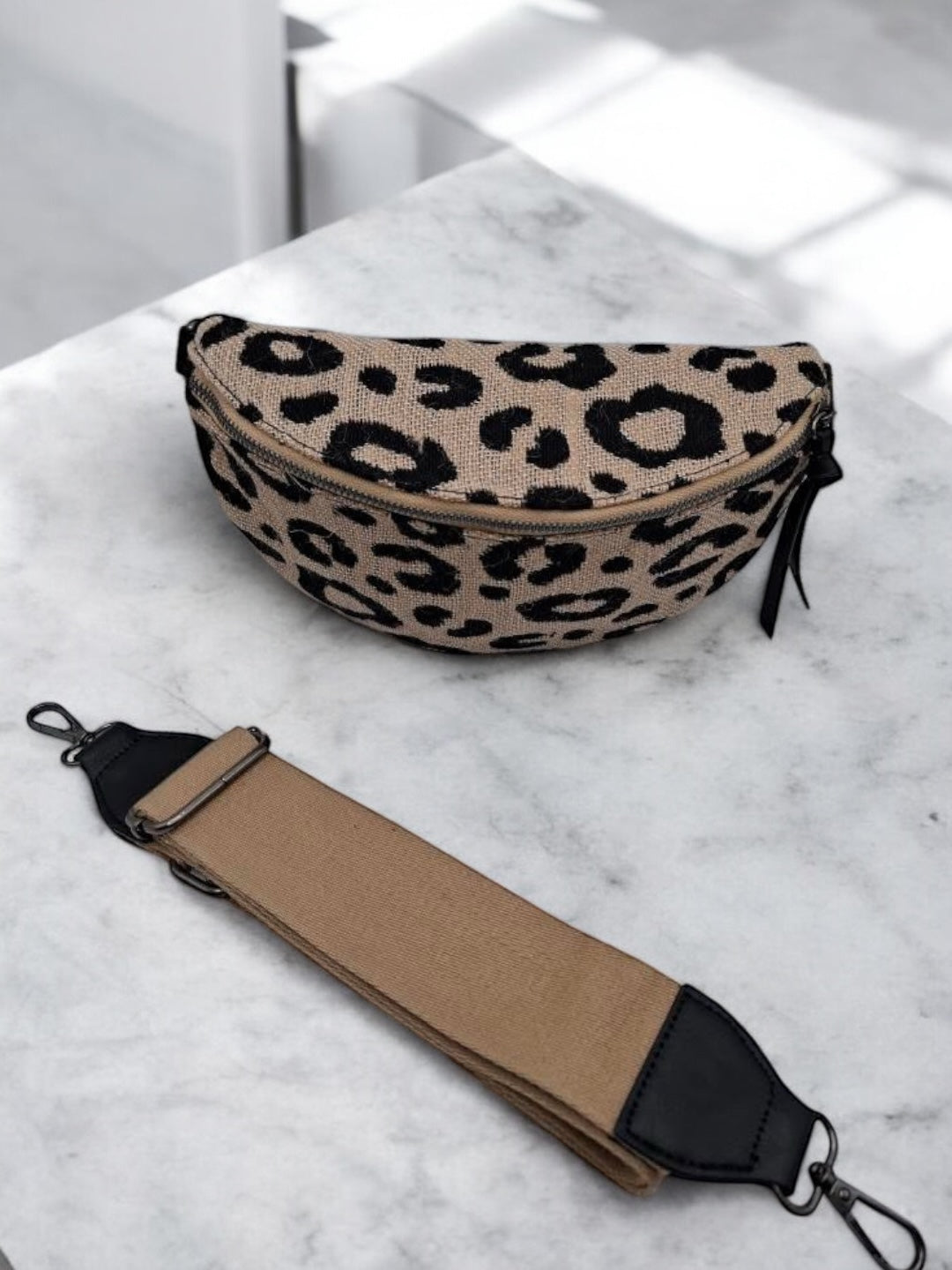 Sac banane une poche en toile de jute léopard noir