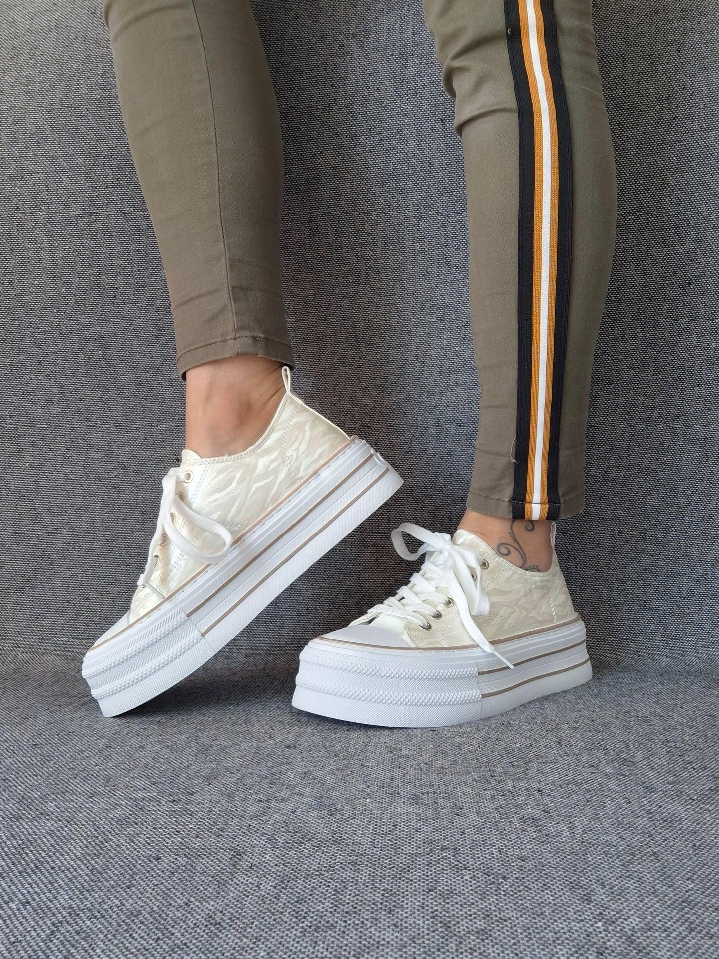 Chaussures baskets basses semelle compensée tissu rigide beige irisé avec motifs zebré style converse plateforme