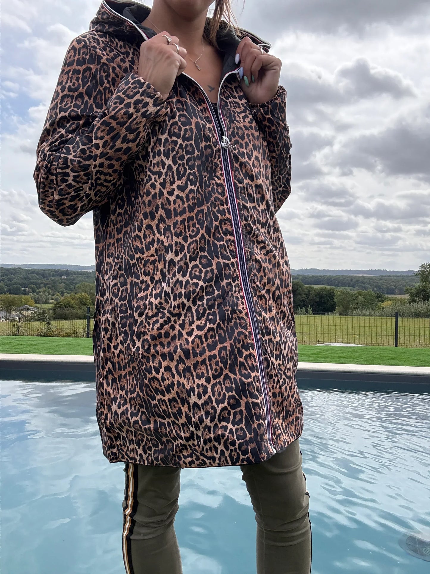 New Lolo - Imperméable réversible long sans garnissage ouate couleur noir/léopard - Curvy