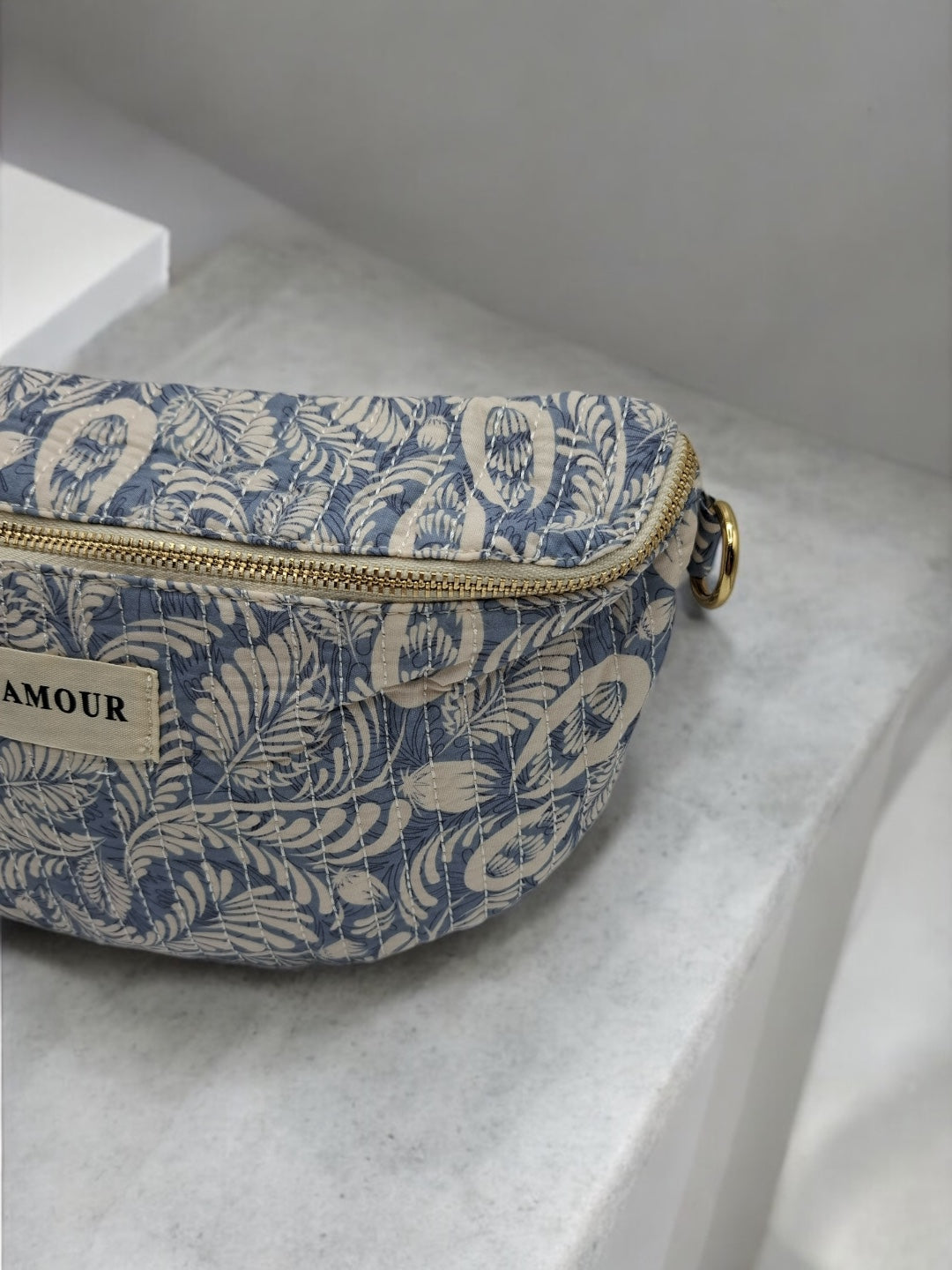 Sac banane en coton matelassé liberty fleuri bleu et creme