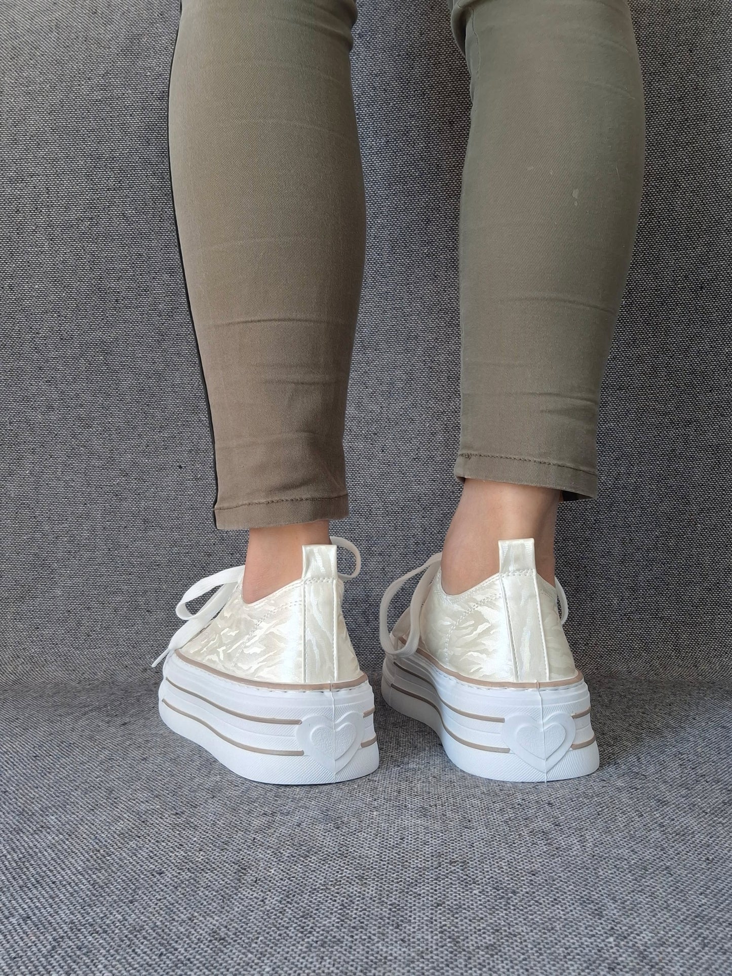 Chaussures baskets basses semelle compensée tissu rigide beige irisé avec motifs zebré style converse plateforme