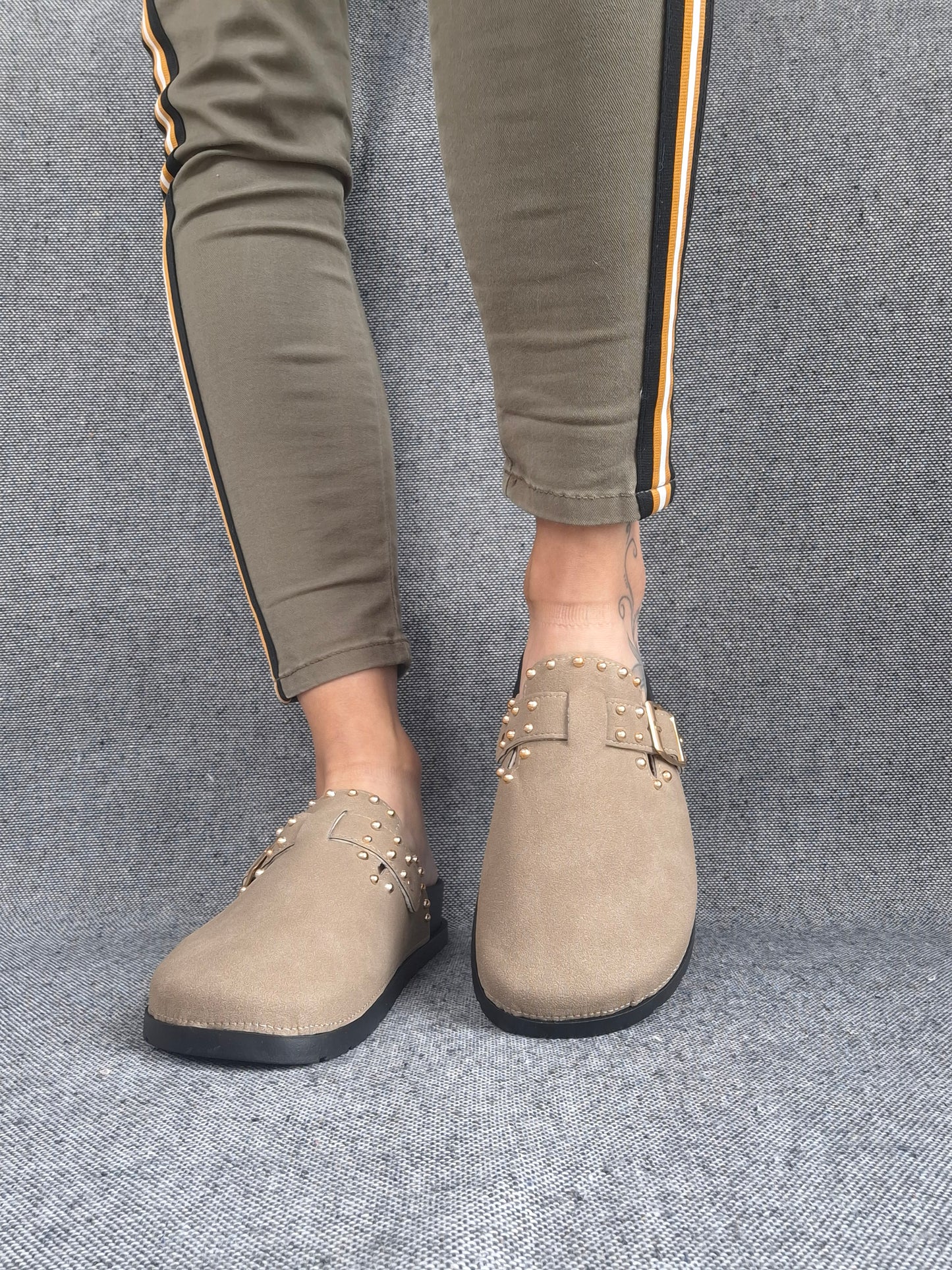 Chaussures sandales fermées type birk taupe à semelle intérieur noire