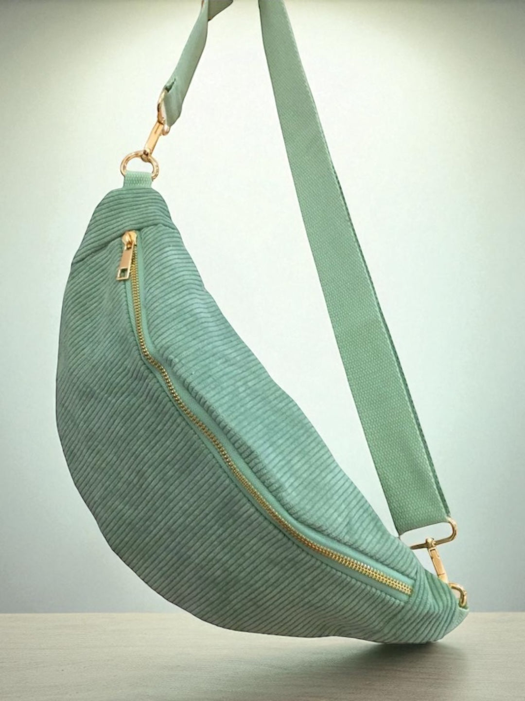 Sac banane velours cotelé vert d’eau