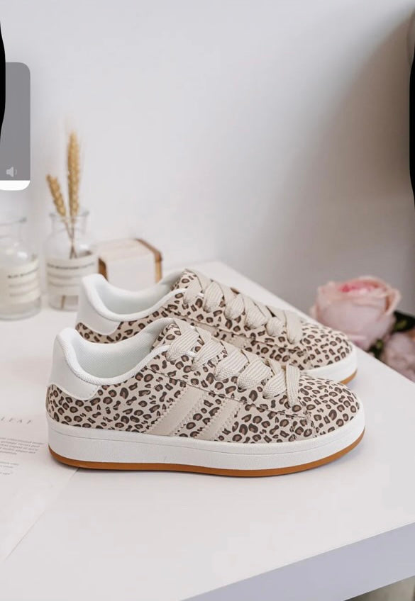 Chaussures baskets basses motif léopard basse en tissu beige style campus