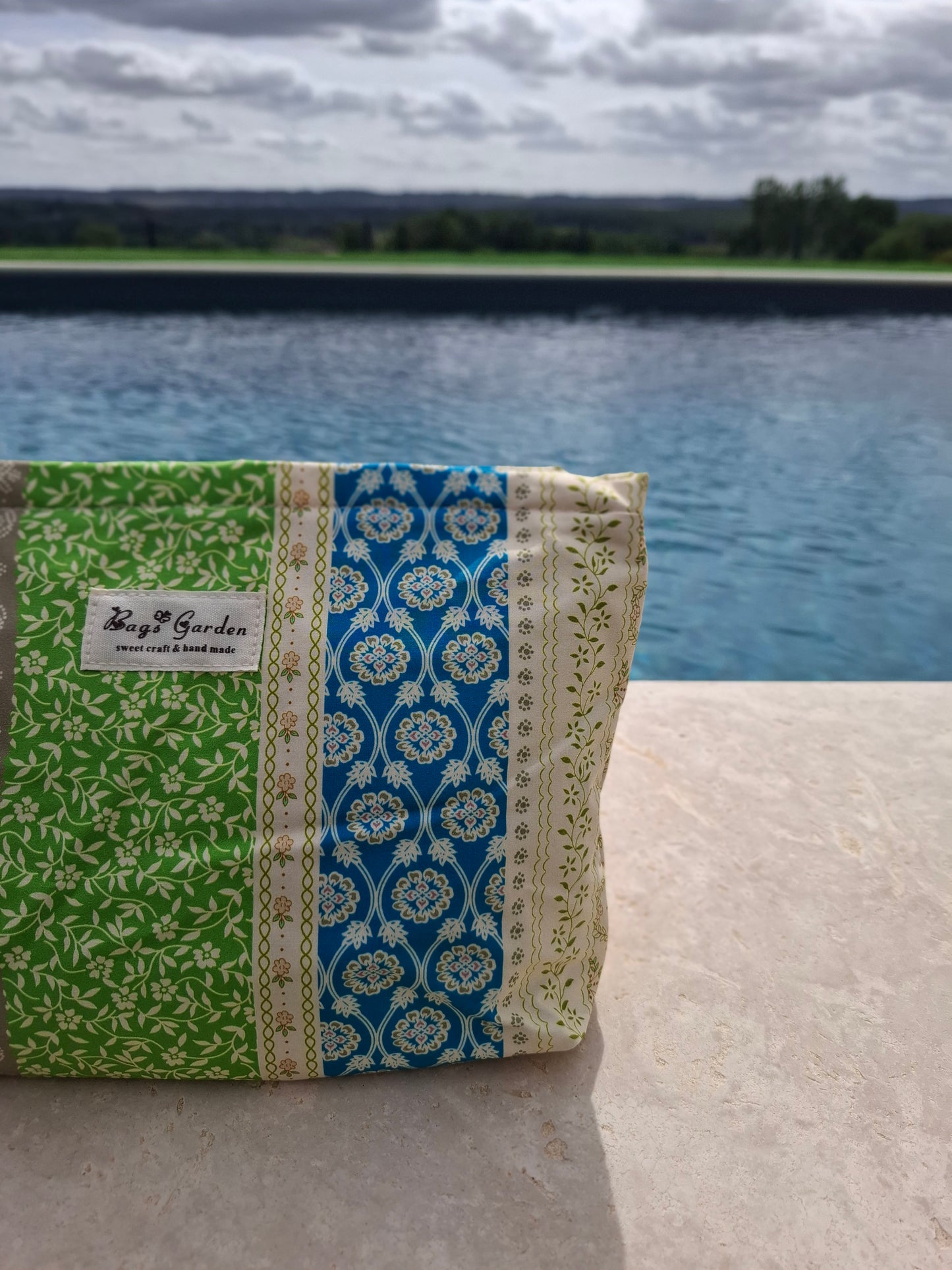 Trousse en tissu imperméabilisé motifs patchwork multicolores imprimés floraux et géométriques vert beige bleu