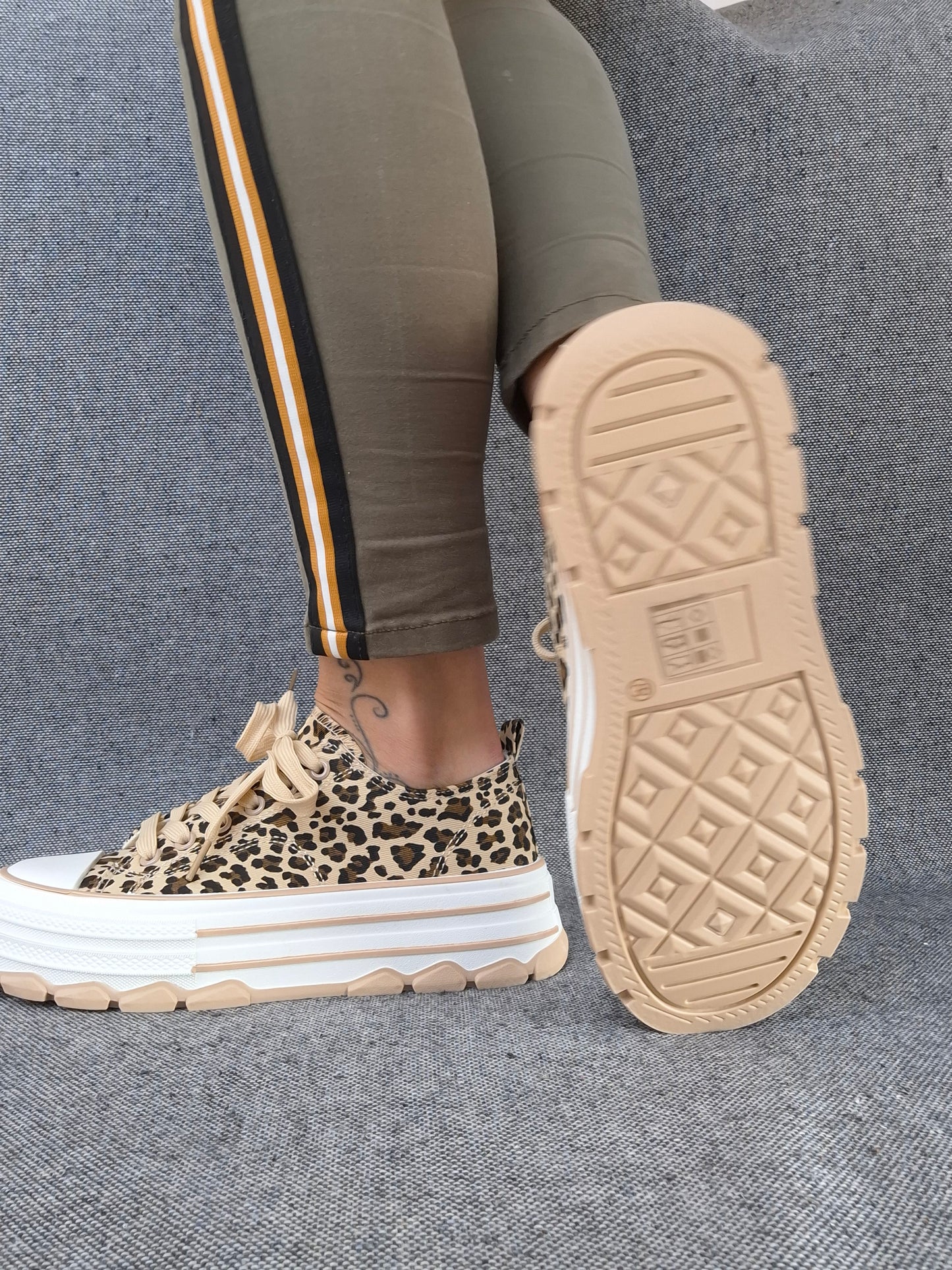 Chaussures baskets beiges et blanches motif léopard semelles plate-forme style converse