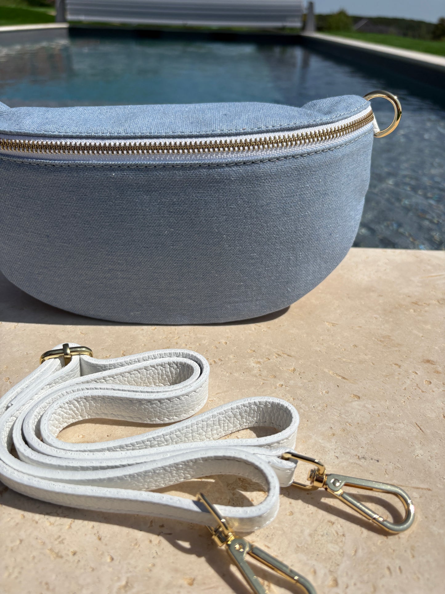 Sac banane tissu jean bandouliere blanche en cuir